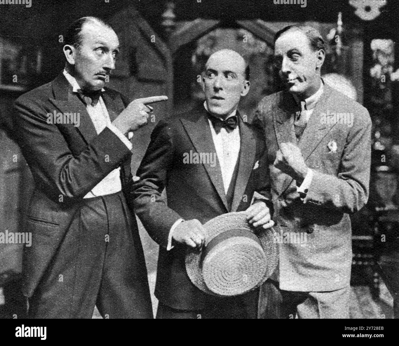 Rookery Nook im The Aldwych, der in den Besitz von Rookery Nook , Chumpton-on-Sea kommt , findet Gerald Popkiss den Ort, der von einer entlaufenen jungen Dame im Schlafanzug besetzt wird . Die daraus resultierenden Komplikationen machen eine der wildesten und lustigsten Farzen aus. Harold wird davor gewarnt, mit seiner Frau zu klappern : Mr. Tom Walls als Clive Popkiss . Mr. J Robertson Hare als Harold Twine und Mr. Ralph Lynn als Gerald Popkiss in Rookery Nook Stockfoto