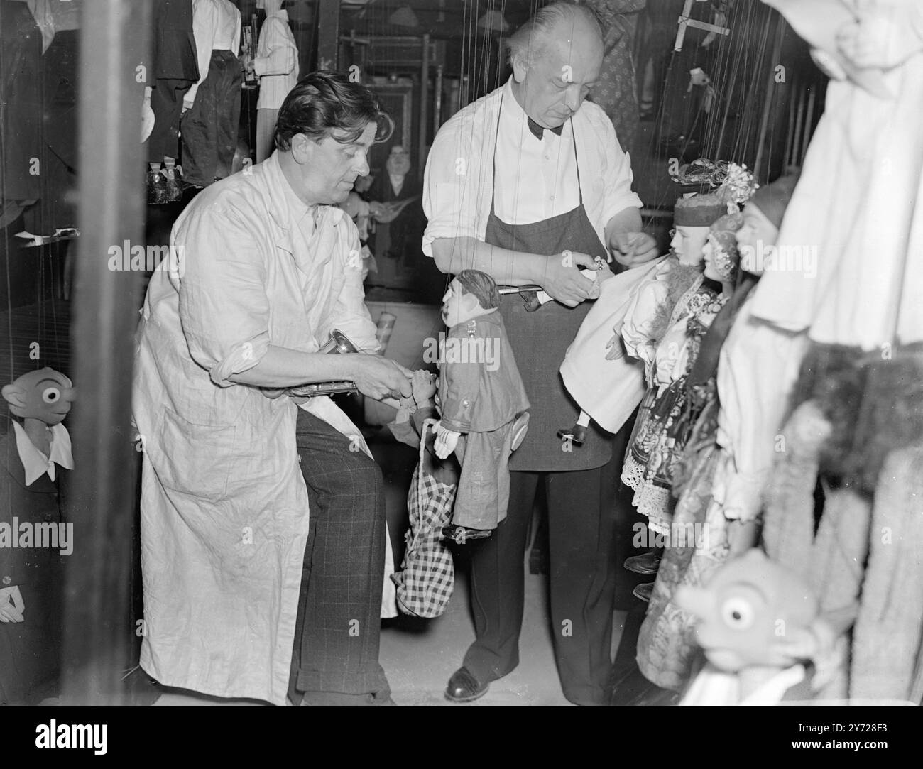 Gala-Aufführung gestern Abend im Arts Theatre. - Eine besondere Gala-Performance, nur auf Erregung, wurde gestern Abend von Prof. Jan Skupa und seinen gefeierten Marionetten und den Sleepy Town Teachers aus Prag im Arts Theatre, Great Newport Street, London, gehalten. - Foto zeigt: Der Bildhauer pf Marionetten, Ian Vavrik und Professor Skupa inspizieren ihre Marionetten hinter der Bühne. - 13. Mai 1947 Stockfoto
