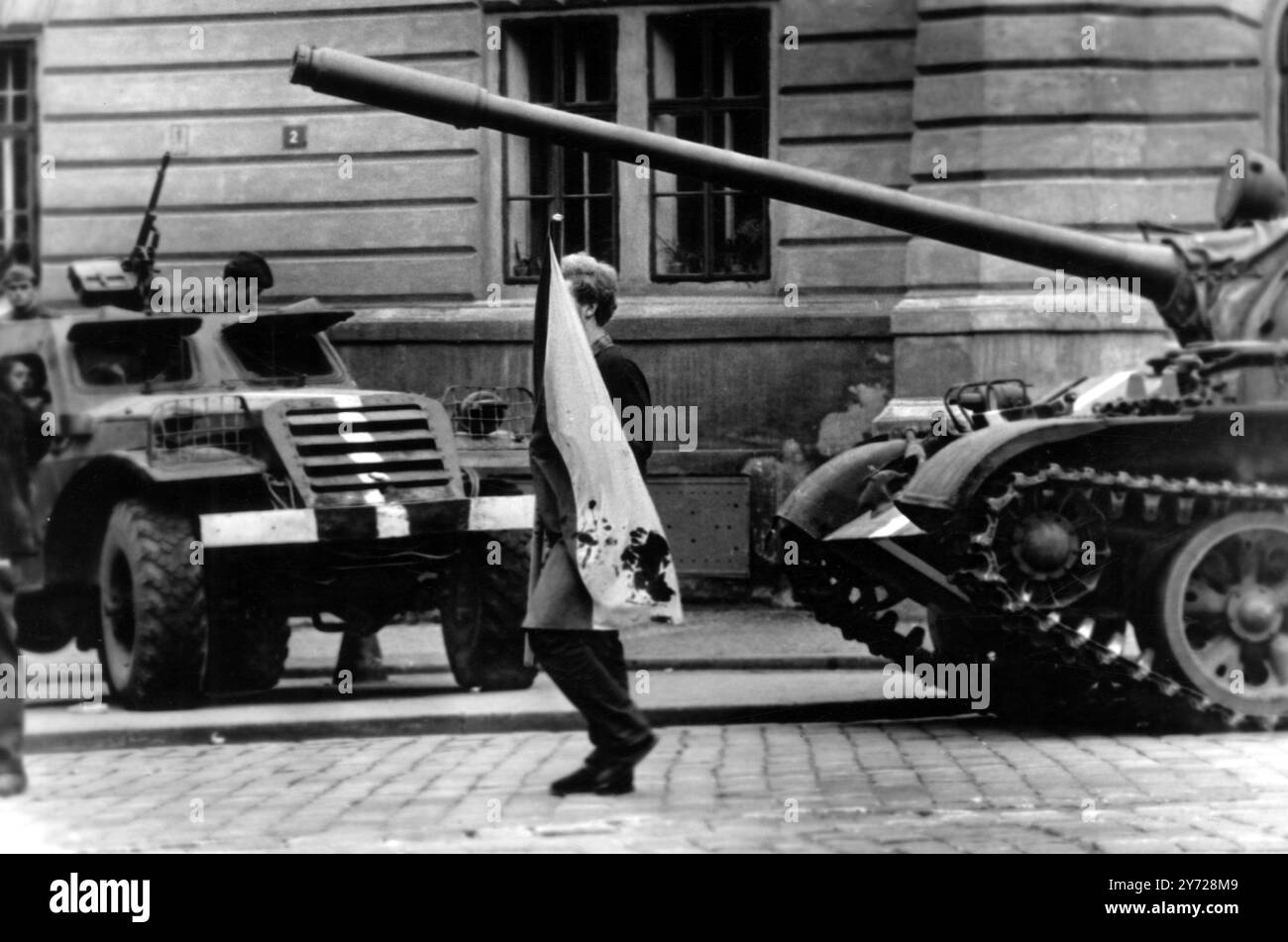 Blut auf der Flagge. Prag : Ein junger Tschechoslowaker trägt eine blutige Nationalflagge , als er gegen die Besetzung seines Landes durch die Sowjetunion und ihre vier Verbündeten des Warschauer Pakts demonstriert . August 1968 Stockfoto