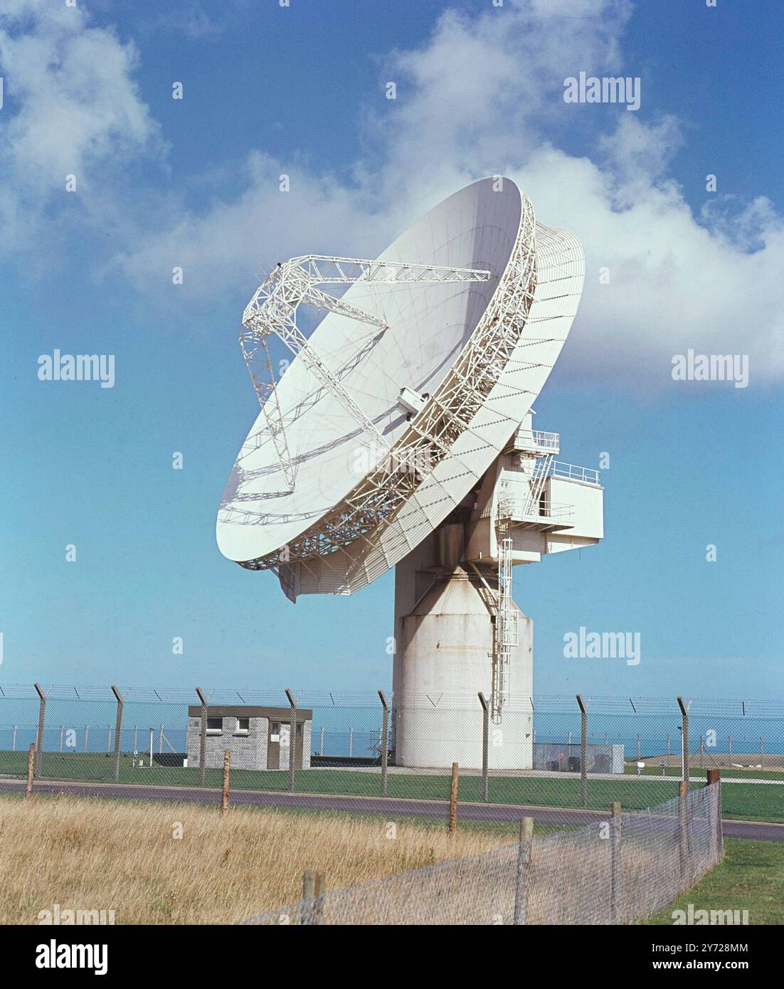 Luftschüssel bei GCHQ Bude, früher Composite Signals Organisation (CSO) Station Morwenstow, eine Satellitenbodenstation und Abhörzentrum an der nördlichen Küste Cornwalls im Cleave Camp, zwischen den kleinen Dörfern Morwenstow und Coombe, betrieben vom britischen Nachrichtendienst GCHQ, auf dem Gelände des ehemaligen Flugplatzes RAF Cleave aus dem Zweiten Weltkrieg. c.1990 Stockfoto
