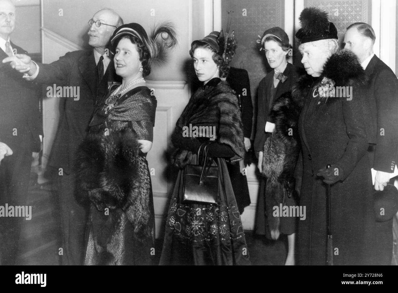 10. November 1951 drei Generationen der königlichen Familie. Königin Elizabeth, Prinzessin Margaret und Königin Mutter Maria kommen in der Royal Albert Hall, Kensington, dem British Legion Festival of Remember an. Stockfoto