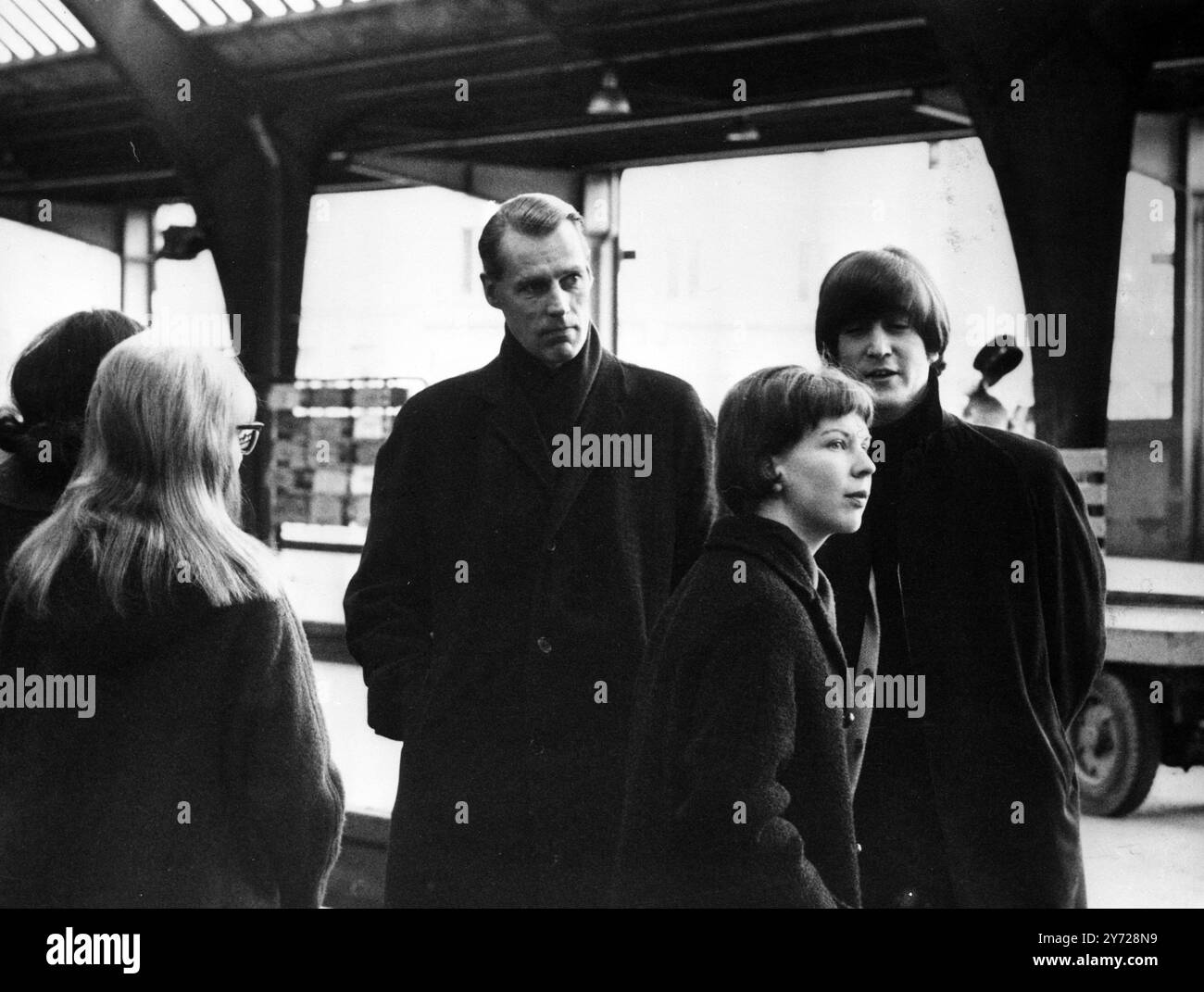 Fotografiert wurden Cynthia Lennon (links, zurück zur Kamera), George Martin, Sekretärin Miss Lockhart und John Lennon am 27. Januar 1965 in Zürich auf dem Weg zu einem Urlaub in St. Moritz Stockfoto