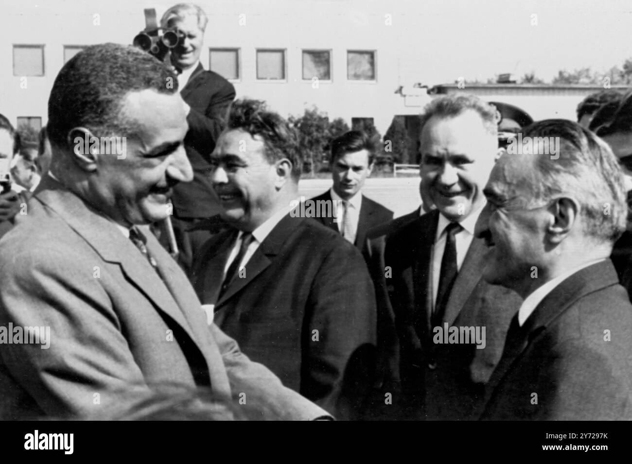 Moskau : der Präsident der Vereinigten Arabischen Republik Gamal Abdel Nasser traf bei seinem vierten Besuch in der Sowjetunion in Moskau ein . Er wird vom zweiten links nach rechts vorne , dem Ersten sowjetischen Sekretär der Kommunistischen Partei , Leonid Breschnew , dem Ministerpräsidenten Alexej Kosygin und dem Präsidenten Anastas Mikoyan am 27. August 1965 begrüßt Stockfoto