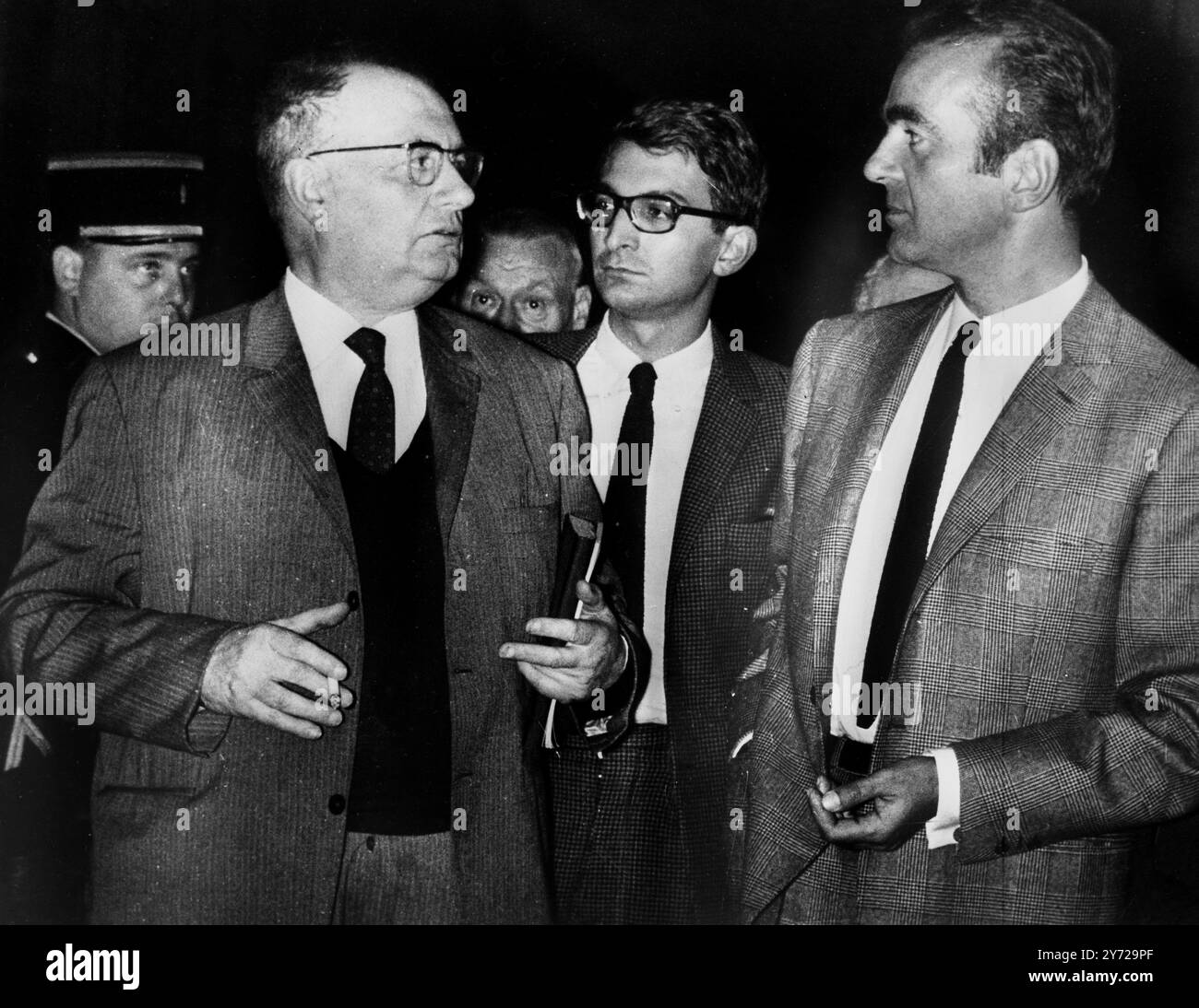 Ben Barka Hearing Paris : der französische Radio - und Fernsehsprecher Frederic Pottecher ( links ) und Michel Droit ( rechts ) verlassen die Pariser Gerichtsbarkeit während einer Verhandlungspause gegen die angeblichen Entführer des marokkanischen Oppositionsführers Mendi Ben Barka . 13 Personen werden wegen des Verschwindens von Ben Barka in einer Pariser Straße im vergangenen Oktober beschuldigt. Sieben der Angeklagten werden in ihrer Abwesenheit vor Gericht gestellt. 30. September 1966 Stockfoto