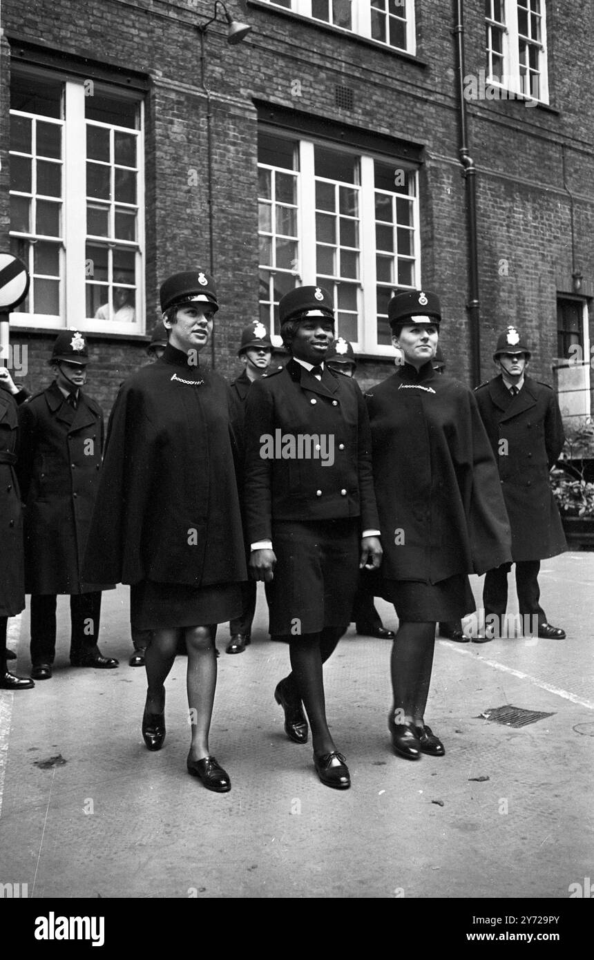 Originalüberschrift folgt: Hausfrau Krankenschwester ..... Mutter... und jetzt Polizistin. Dies sind die Titel von Frau Sislin Fay Allen, die mit 29 Jahren die erste schwarze Polizistin Großbritanniens wird . Sie wurde in Jamaika geboren , hat ein Kind und ist staatlich eingeschriebene Krankenschwester . Sie absolviert jetzt einen Kurs an der Metropolitan Police Training School in London. 15. Februar 1968 digitalisiert von negativ Stockfoto