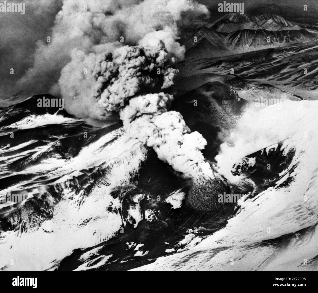 Katmai Nationalpark - Alaska Halbinsel hier ist die Südwestmauer des Trident Volcano, die seit einigen Tagen ausbricht und eine Spalte aus Rauch und Dampf eineinhalb Meilen in die Luft schießt . Lava wurde am unteren Rand des Kraters , einer Region aktiver Vulkane und im Tal mit 10.000 Rauchwolken beobachtet . Im Hintergrund befindet sich der Knife Peak und ganz rechts der Mount Katmai, der 1912 ausbrach. Februar 1953 Stockfoto