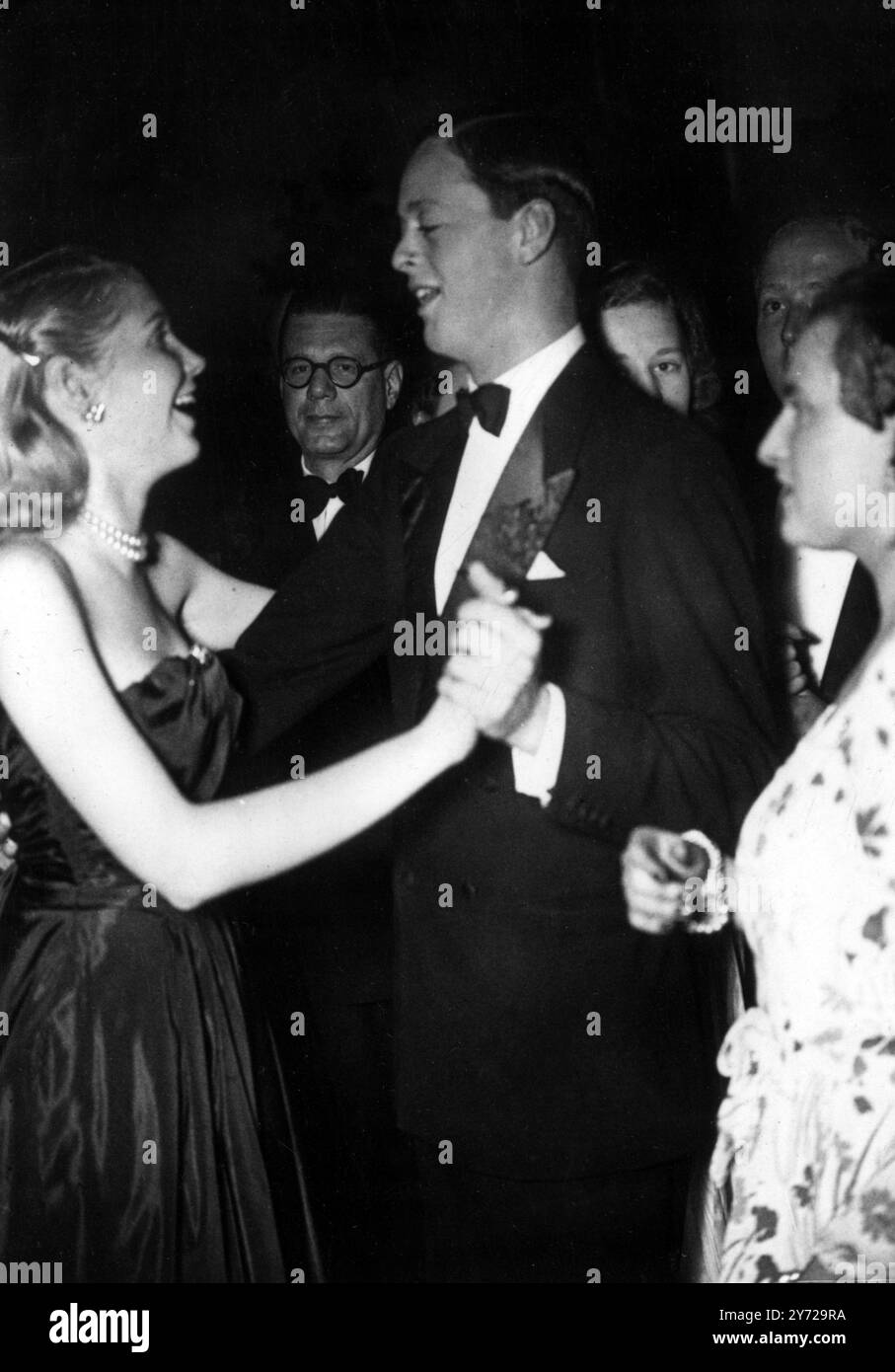 Miss Sharman Douglas , Tochter von Lewis Douglas , US-Botschafter in London , stahlen das Rampenlicht der Floor Show , als sie den Orchid Room in Mayfair, London besuchte . Fotoshows: Miss Sharman Douglas sah beim Tanzen mit dem Marquess of Blandford, Sohn des Duke of Marlborough, als sie am 16. April 1948 den Orchid Room von Mayfair besuchte Stockfoto