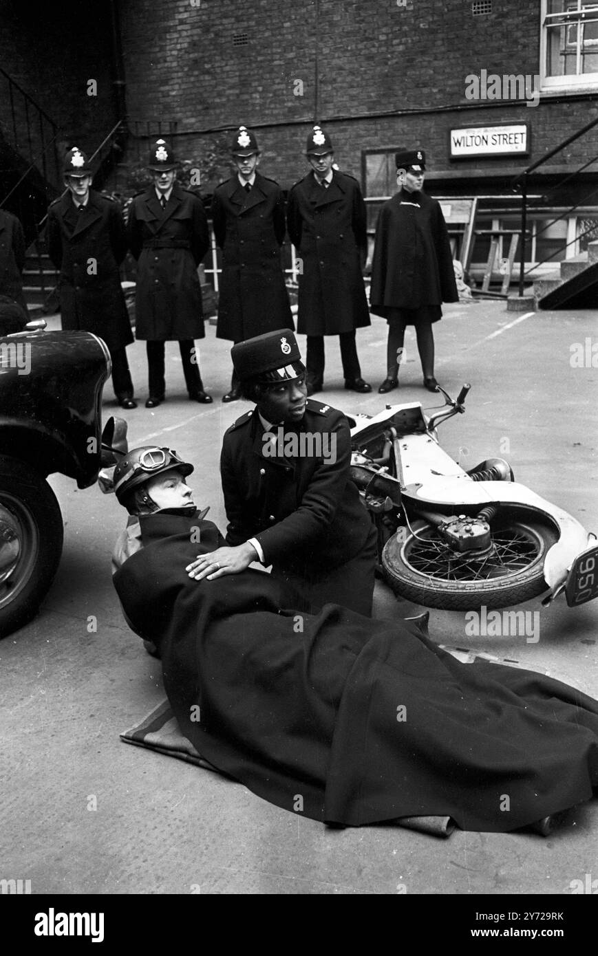Der Originaltitel folgt: Frau Sislin Fay Allen, die mit 29 Jahren die erste schwarze Polizistin Großbritanniens wird. Sie wurde in Jamaika geboren , hat ein Kind und ist staatlich eingeschriebene Krankenschwester . Hier besucht sie ein Unfallopfer im Hof der Metropolitan Police Training School in Peel House, Pimlico, London. Am Ende des Kurses , der das Erlernen des allgemeinen Rechts , der Haftpflichtbefugnisse und der Verkehrspflicht beinhaltet , wird Frau Allen in eine Abteilung der Metropolitan Police entsandt . 15. Februar 1968 digitalisiert von negativ Stockfoto