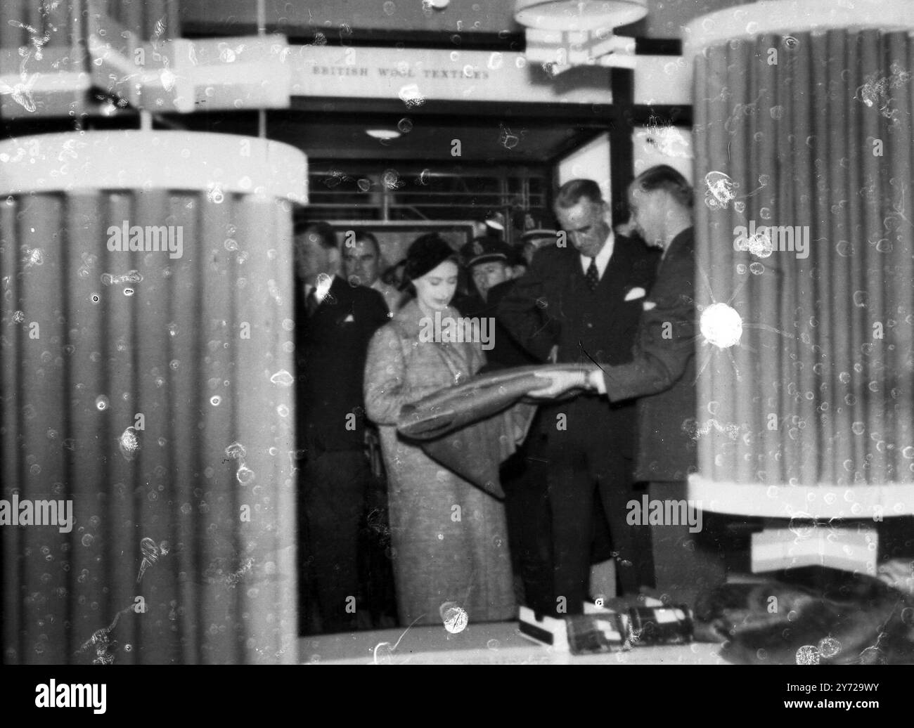 Prinzessin Margaret , die sich auf einem viertägigen privaten Besuch in Brüssel befindet , untersucht britische Textilien während eines Besuchs im britischen Pavillon auf der Brüsseler Messe in Belgien . 30. September 1958 Stockfoto