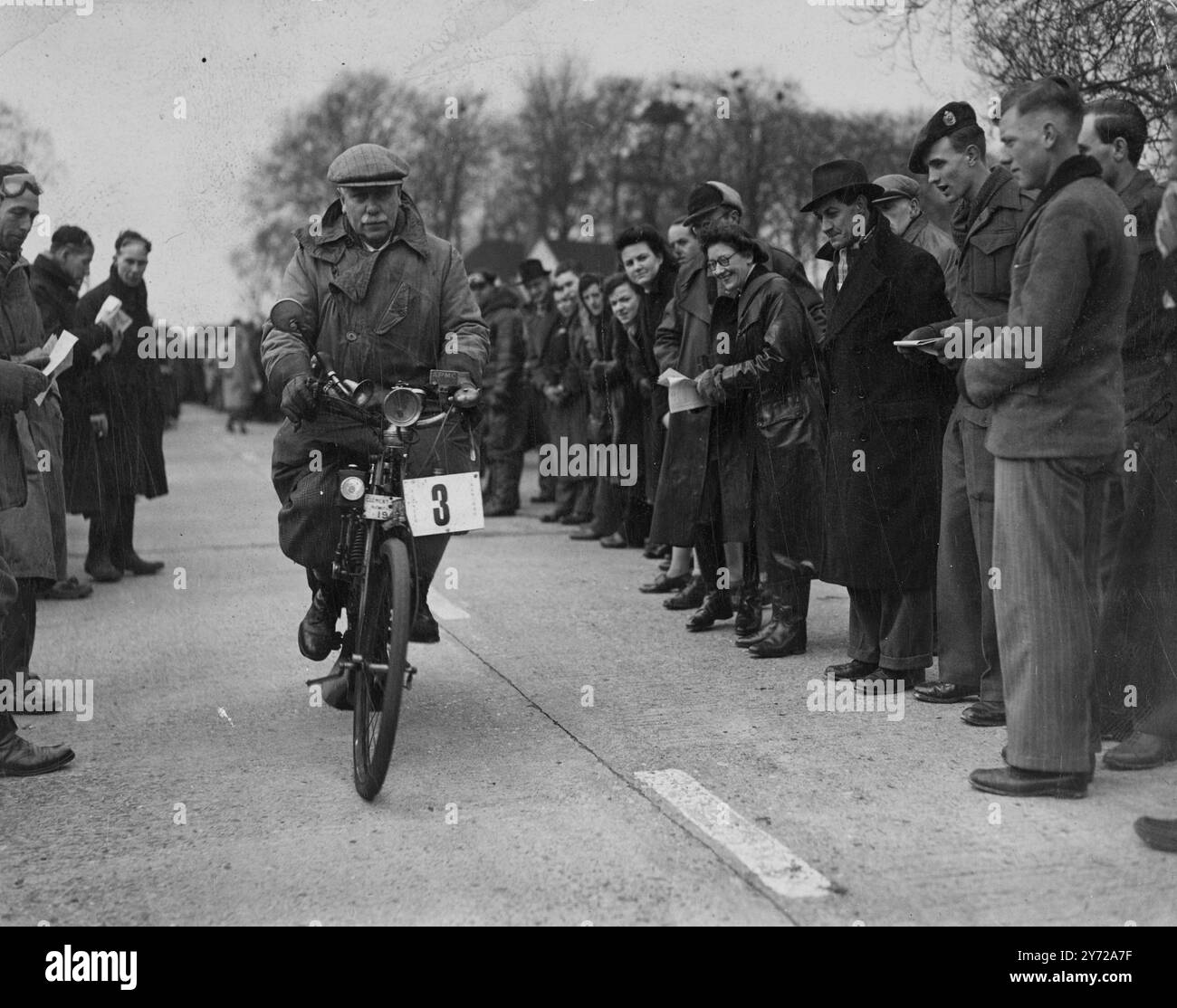 Der Sunbeam Motorradclub organisierte heute eine Reihe von alten Motorrädern. Die Fahrer verließen Tattenham Corner, Epsom, nach Brighton und keine Maschine, die an diesem Pionierlauf teilnahm, wurde später als Ende 1914 gebaut. Zwei Einsendungen nahmen die Straße erstmals 1898 ein. Das Bild zeigt: Mr. C Bullen Brown fährt mit seinem Clement Carroll 1902 auf dem Motorrad. 17. März 1946 Stockfoto