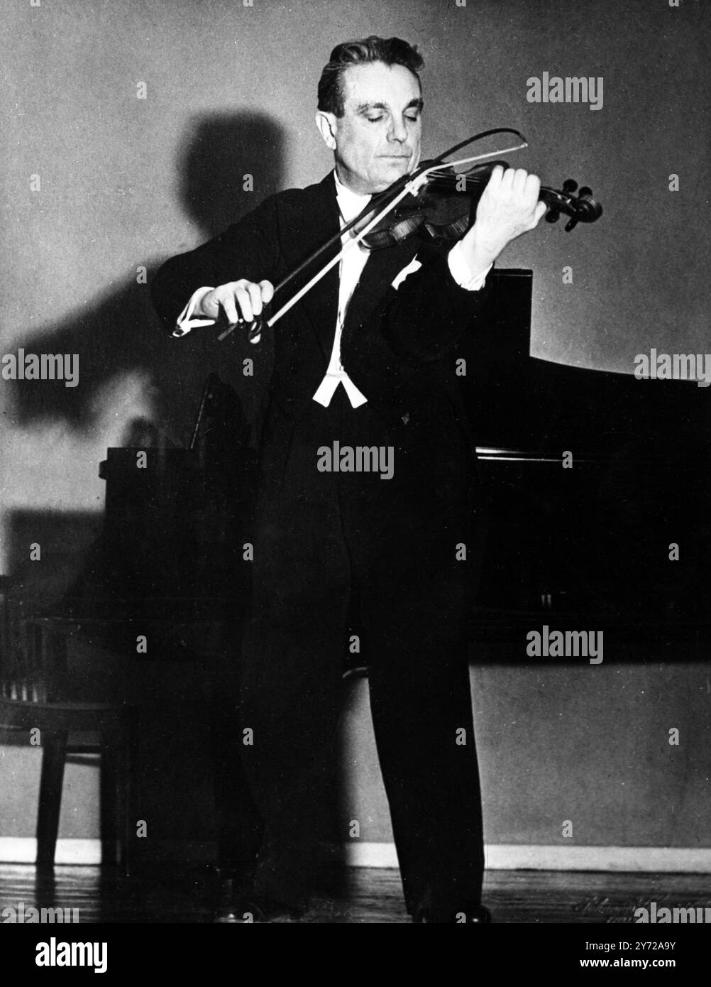 Der Bach-Bogen wird bei der Interpretation musikalischer Meister beim Edinburgh Festival helfen . Wenn Emil Talmanyi, der dänische Violinvirtuose, während des Festivals am 22. August in Edinburgh Bachs Musik spielt, wird er den alten geschwungenen Bogen verwenden, der zu Bachs Zeiten verwendet wurde. Dieser Typ ermöglicht es dem Spieler, polyphone Melodien zu erzeugen, indem er alle Streicher gleichzeitig berührt. Unmöglich mit dem modernen Bogen, und deshalb wird er Bachs Musik so interpretieren, wie er sie schrieb. Talmanyi ließ den Bogen von dem dänischen Geigenbauer Arne Hjorth speziell für ihn fertigen. Fotoshows; Emil Telmanyi fotografierte beim Spielen mit Stockfoto