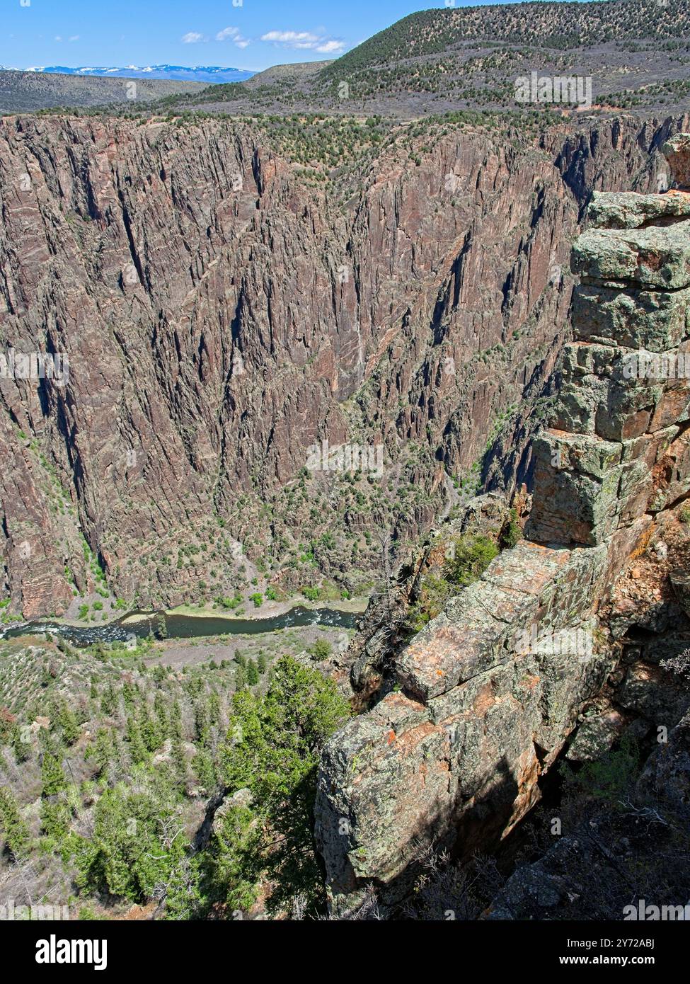 Gemeißelte Felsformationen der Black Canyon Wände, Gunnison River darunter Stockfoto