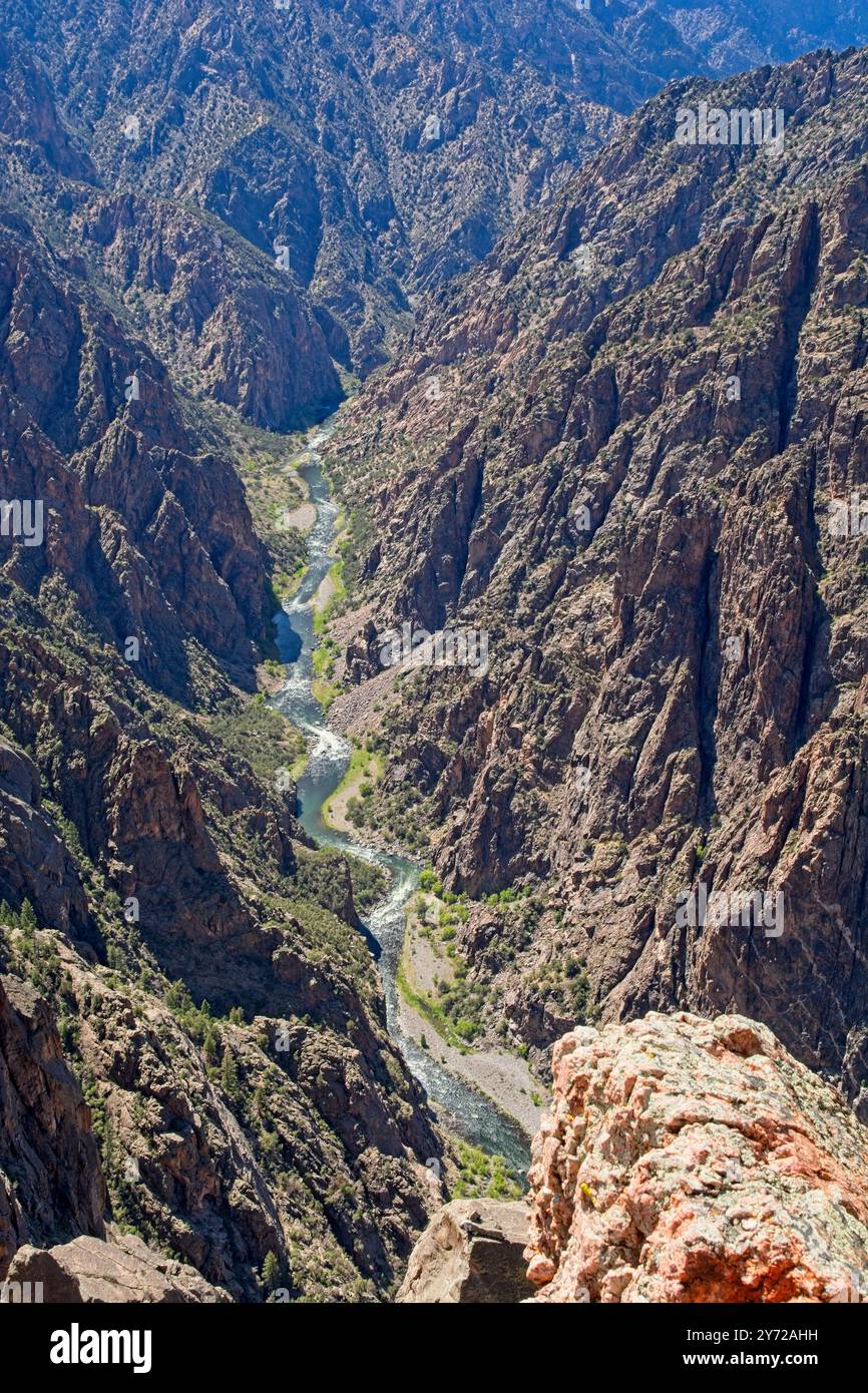 Blick auf den Fluss Gunnison, der durch die steilen Wände des Black Canyon fließt Stockfoto
