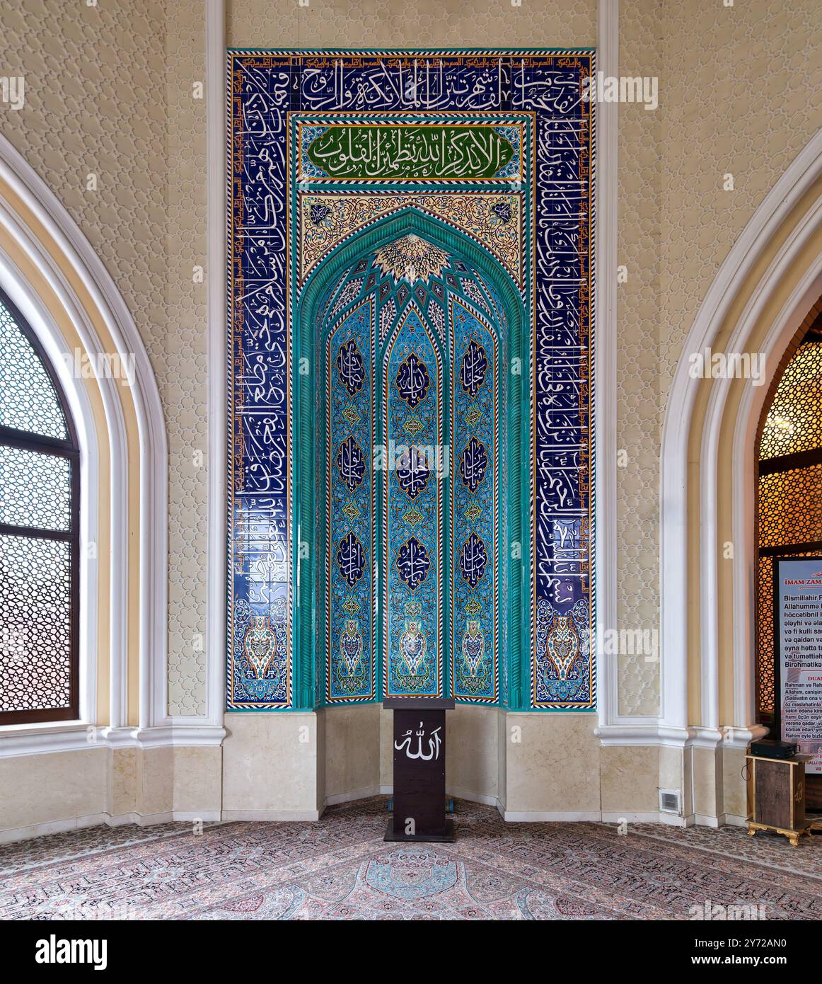 Das Mihrab der Imamzadeh-Moschee zeigt exquisite Fliesenmuster und Kalligrafie, die die architektonische Schönheit von Ganja, Aserbaidschan, hervorheben Stockfoto