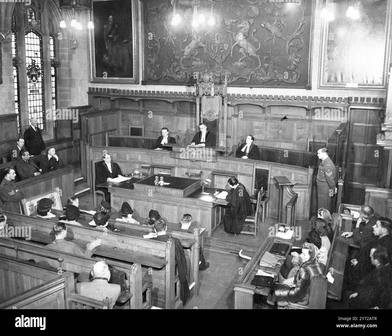 Die letzte Sitzung des niederländischen Martime Court in der Middlesex Guildhall Westminster (heute) der Präsident des Gerichts, Herr H.Van Everdingen (Mitte), rechts Herr A. D Koeleman, ein Richter; links Mr.. W Jager. Am Tisch vor dem Präsidenten - links - der Staatsanwaltschaft J.C.S Warendorf und rechts die Angestellte des Gerichtshofs, Frau EB. Ein Akkerman. 22. Februar 1946 Stockfoto