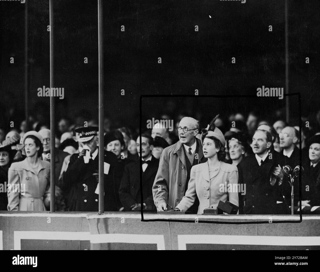 Es fiel heftiger Regen, als das 34.000 Tonnen schwere Schiff Cunard - White Star Liner „Caronia“, das derzeit in der Welt gebaut wird, heute von ihrer königlichen Hoheit Prinzessin Elizabeth in John Brown in Clydebank in Betrieb genommen wurde, die von ihrem Verlobten Lt. Philip Mountbatten, R. N. begleitet wurde. Das neue Schiff ist 714 Meter lang, hat neun Decks und wird mit Radar ausgestattet. Die Caronia bildet mit der Mauretanien eine zweite Schnur für die beiden „Königinnen“ auf der Nordatlantikroute Stockfoto