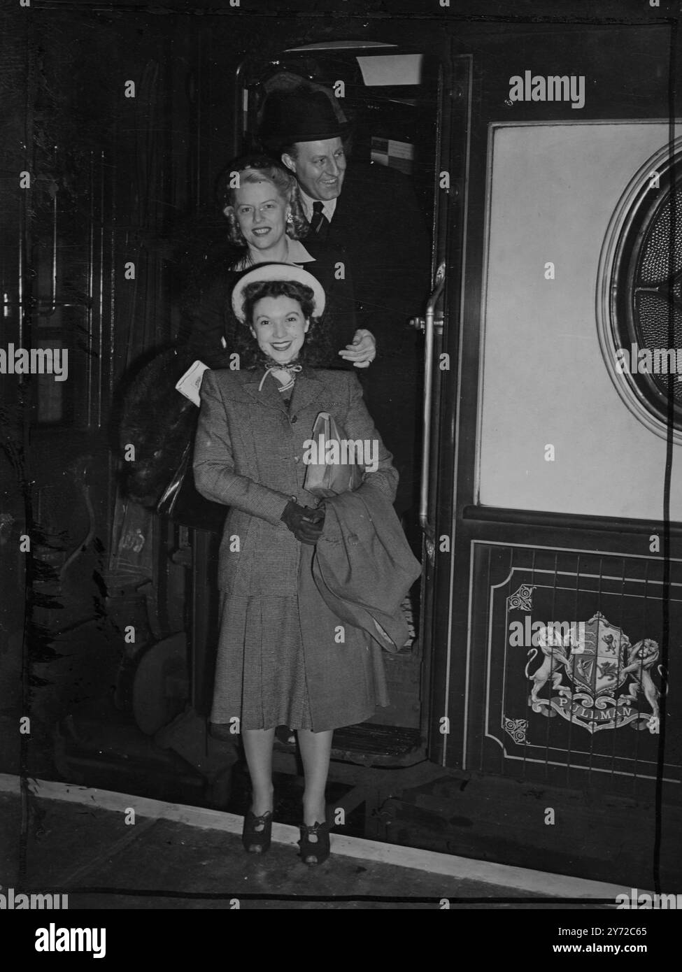 Britische Fernsehpersönlichkeiten Joan Gilbert, Redakteurin von Picture Page, Sylvia Peters, Ansager, und Imlay Watts, stellvertretende Präsentationsdirektorin, wir verließen Victoria Station mit dem goldenen Pfeil heute Morgen nach Paris. Sie werden von Paris nach mir in der französischen Sonderausgabe des BBC-Films „Picture page“ übertragen, eine Show, die viele Enthusiasten unter französischen Künstlern anzog, die im jüngsten BBC-Fernsehkabarett „ICI Paris“ auftraten. 16. Oktober 1947 Stockfoto