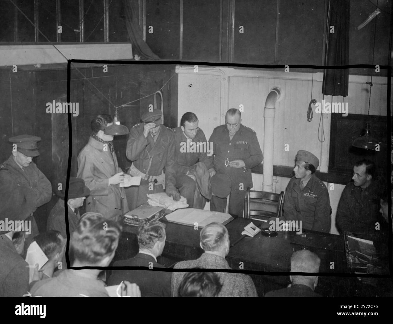 Der 26-jährige Captain Roy Farran, DSO, MC und zwei Bars, Croix de Guerre und American Legion of Merit, kürzlich von einem Jerusalem-Kriegsgericht für den Mord an einem jungen Juden freigesprochen, kam gestern in Liverpool in der Truppe Orduna an. Ein bewaffneter Wächter trat an Land, als er am Ende seiner geheimen Luft- und Seereise von Palästina nach England kam. Er hofft, bald sein Haus in Histons Hill, Codsall, Wolverhampton zu besuchen. 14. Oktober 1947 Stockfoto