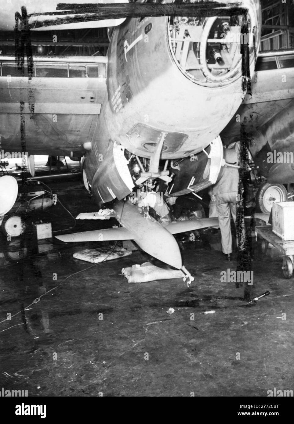 Nach dem Abflug vom Flughafen St Eval in Cornwall drückte Mr. G.B. Lockee Bayne, britischer Wissenschaftler, 37.000 Meter vor der Küste Cornwalls in einer Mücke, die von D.A.C. Hunt gesteuert wurde, einen Knopf, der eine Rakete in den Weltraum schickte, mit einer Geschwindigkeit von etwa 900 km/h. Dies war Großbritanniens erste Überschallrakete, die aerodynamische Daten bei Geschwindigkeiten aufzeichnen sollte, die größer sind als die Schallgeschwindigkeit, und nach einem Flug von nur zwei Minuten wird angenommen, dass sie in den Atlantik eingetaucht ist, aber obwohl die Karriere des Roboters kurz war, wurde sie durchgehend durch Radar aufgezeichnet, Funksignale von den Piloten empfangen Stockfoto