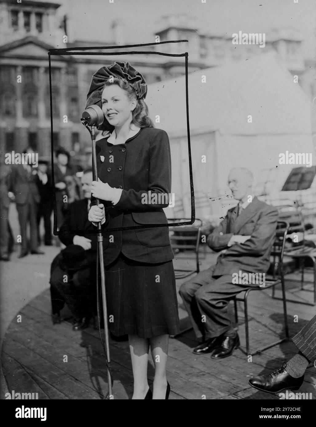 Der britische Filmstar Hazel Court war in einer neuen Rolle zu sehen, als sie in Verbindung mit der National Savings „Silver Lining“-Kampagne vor einer Menschenmenge sprach. 1. Oktober 1947 Stockfoto