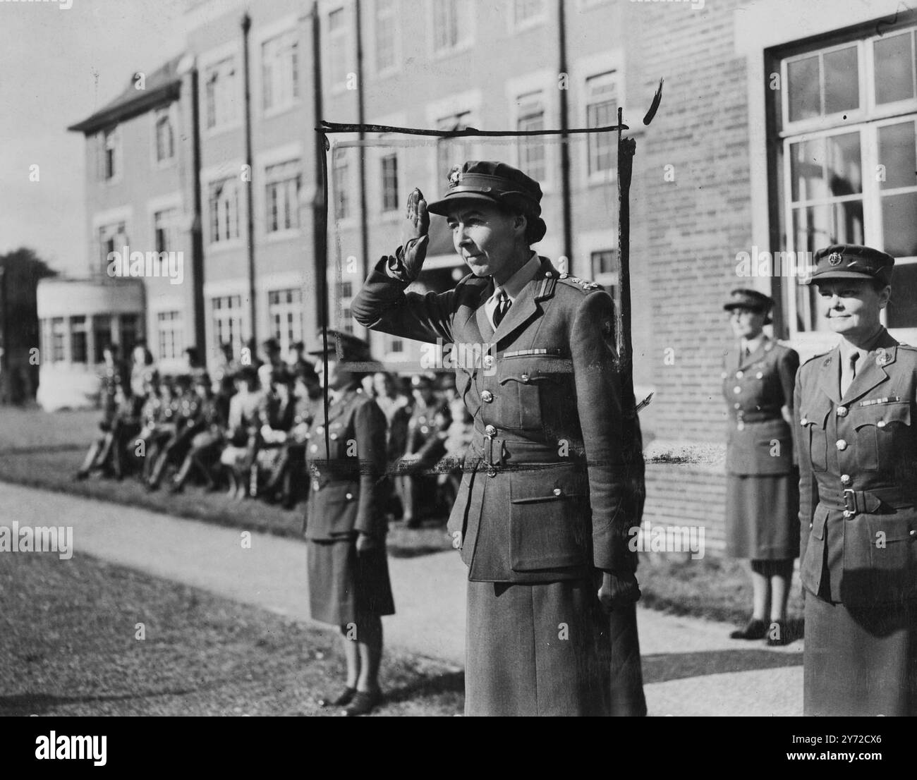 Gruß vom leitenden Controller. Das neueste Bild von Mary JC Tyrwhitt, OBE, Direktorin des Hilfsgebietsdienstes. 43 Jahre alt, Miss Tyrrwhitts Tochter des berühmten Seemanns Admiral der Flotte, Sir Reginald Tyrwhitt. Im Jahr 1938. Sie brach die Familientradition, indem sie sich dem Zweig dieser wichtigen Frau der Armee anschloss und nach acht Jahren stieg sie auf, um sie zu kommandieren. ATS-Kontingente verstreut auf der ganzen Welt. Während des Krieges machte sie ihren Job, keine Heimangelegenheit. Sie war in Palästina, Ägypten, Österreich und Italien tätig. 25. September 1947 Stockfoto