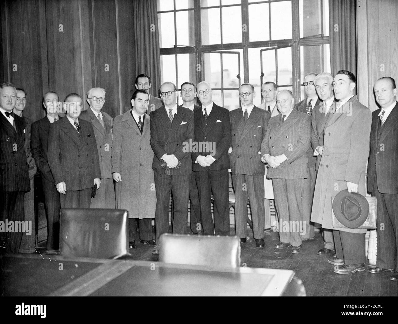 Eine Partei der Redakteure führender französischer Provinzzeitungen besuchte heute Morgen (Dienstag) Großbritannien auf Einladung der Newspaper Society und besuchte das Londoner Hauptquartier der Press Association in der Fleet Street. Sie werden andere britische Zentren besuchen und sehen, wie die Provinzpresse Großbritanniens organisiert ist, um die Nachrichten zu präsentieren. Fotoshows, Henry Martin, Chefredakteur des Presseverbandes, (Mitte) , mit den französischen Besuchern des Presseverbandes heute (Dienstag). Unter ihnen ist Andre Wurmser, Präsident des französischen Syndikats der Provincial Daily Newspape Stockfoto