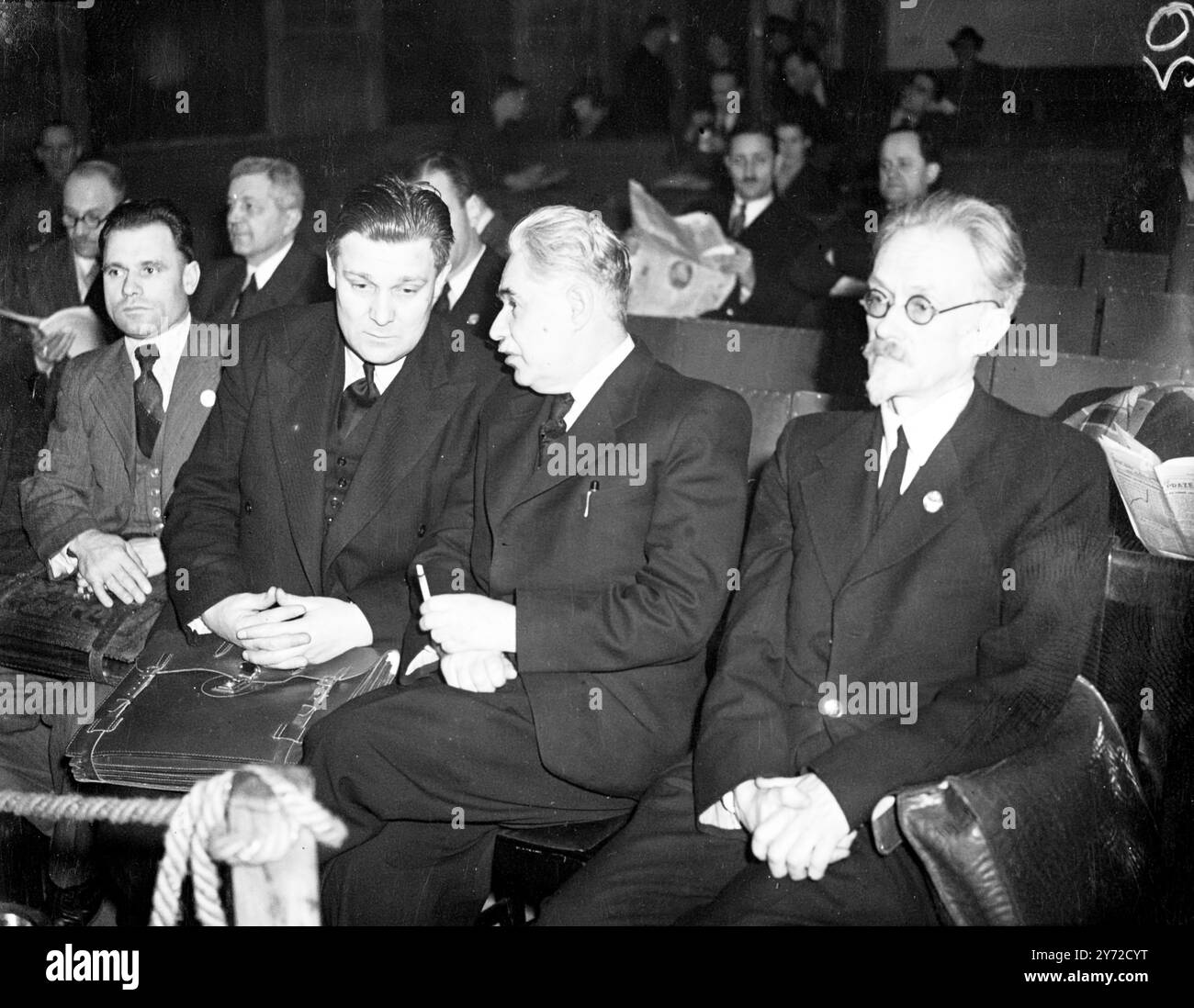 Heute wird erwartet, dass die ukrainische Delegation unter Bedingungen in Indonesien eine Entscheidung über die Vorlage der ukrainischen Delegation beim Sercurity Council vorlegen wird. Das Bild zeigt: Von links nach rechts. M Olexa D Voina, M.D.Z Manulisky aus der Ukraine saß vor dem Treffen im Konferenzsaal. 12. Februar 1946 Stockfoto