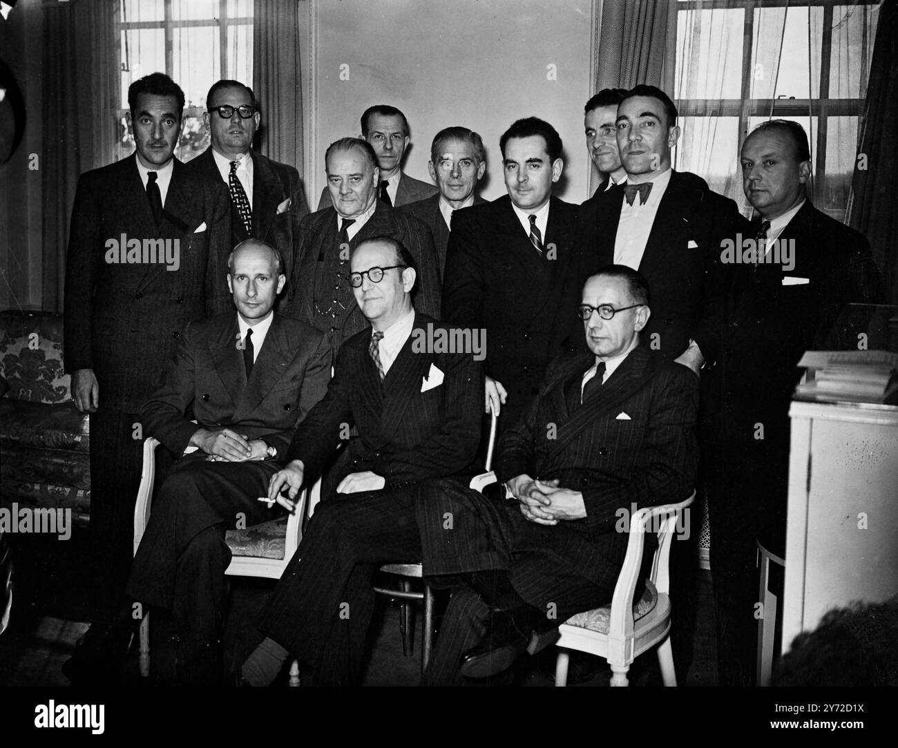 Redakteure führender französischer Zeitungen, die auf Einladung der Newspaper Society 15 Tage in diesem Land verbringen sollen, sind heute (Montag) in London angekommen. Fotoshows, die französische Party der Redakteure, dargestellt im Grosvenor House, London, heute (Montag). Von links nach rechts, Sitzplatz, M. Francois Weymuller (Pressesaal der französischen Botschaft), M. Andre Wurmser, Präsident des französischen Syndikats der Provinzzeitungen, und Herr Leonard Fletcher, Zeitungsgesellschaft pro. Stehend . Von links nach rechts, M. Maurice Catelas, Direktor von "Courier Picard" Amiens, M. Jacques Lemoine, Direktor von Sud Quest", Bordeaux, Stockfoto