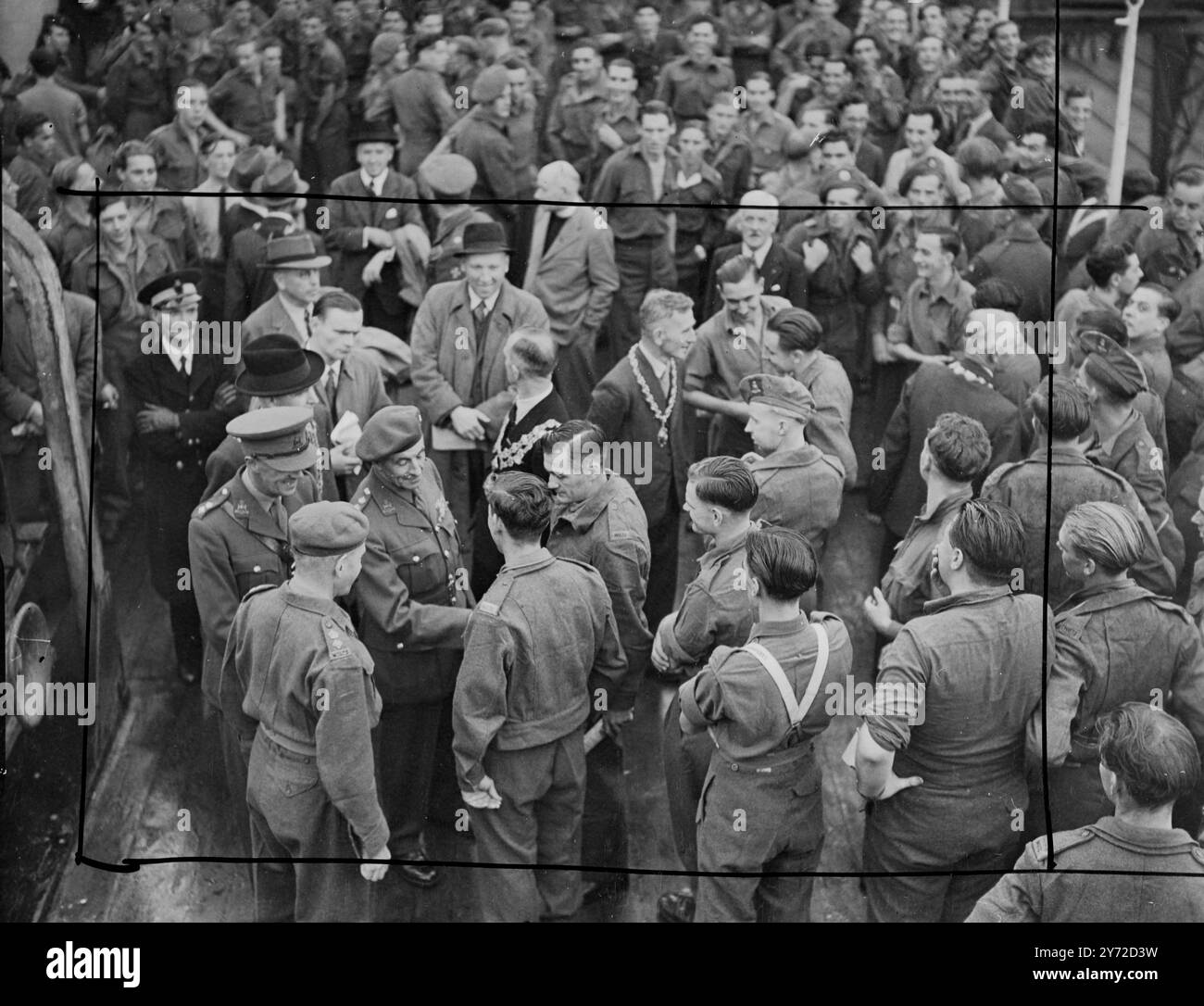 Es ist schon lange her. Nach fast 18 Jahren Dienst in Indien und Burma kam das 1. Batlalion Wiltshire Regiment gestern Abend an Bord der 'Otranto' in Southampton an. Die Truppe kam mit dem Yellow Jack nach Southampton. Die Bürgermeister von Wiltshire Towns und hochrangige Armeeoffiziere, die gekommen waren, um die Männer zu Hause zu empfangen, wurden am Kai festgehalten, während Port Medical Officers, als der Vorstand zu ermitteln hatte. Foto-Shows, General Sir William Platt, ist mit einem der Männer Hand schütteln zu sehen. Auch Bürgermeister aus Wiltshire Towns, die mit den Landsleuten sprechen, sind zu sehen. 20. September 1947 Stockfoto