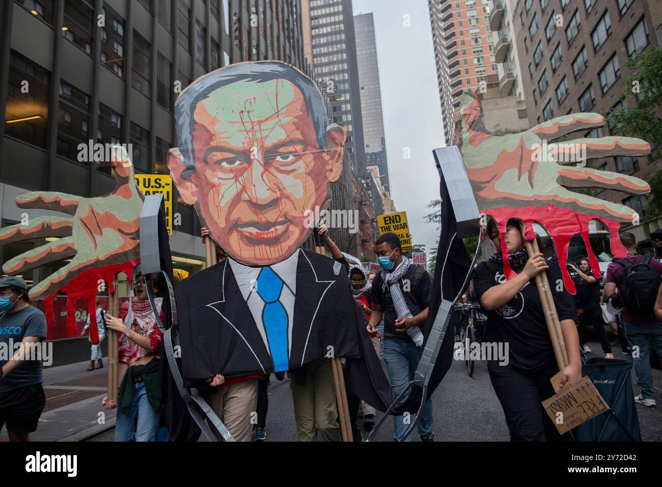 Demonstranten, die eine Marionette des israelischen Premierministers Benjamin Netanjahu während einer Demonstration in New York am 26. September 2024 halten. Pro-palästinensische Demonstranten versammeln sich im Bryant Park und marschieren dann zum Gebäude der Vereinten Nationen, um gegen den Besuch des israelischen Premierministers Benjamin Netanjahu zu protestieren, der seine Rede vor der Generalversammlung der Vereinten Nationen von Donnerstag auf Freitag verlegte. Sie forderten einen sofortigen Waffenstillstand von 21 Tagen über die Grenze zwischen Israel und Libanon hinweg und bekundeten ihre Unterstützung für einen Waffenstillstand in Gaza nach intensiven Diskussionen bei den Vereinten Nationen. (Foto: Probal Rashid/Si Stockfoto