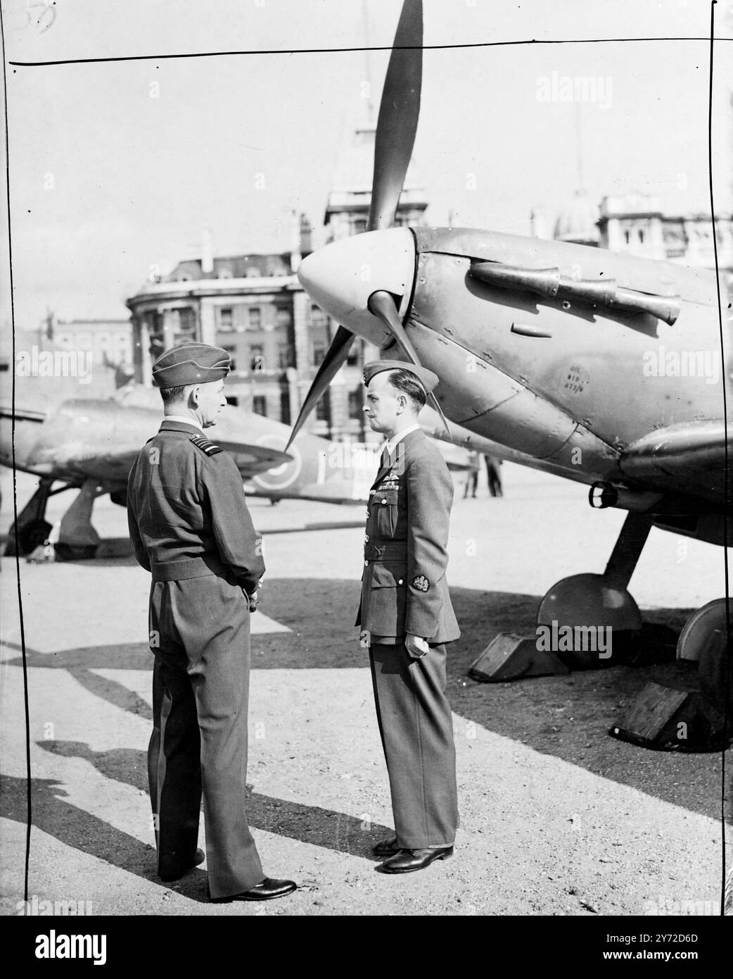 Der Marschall der RAF Lord Tedder Chief of Air Staff, hat heute Morgen eine Ausstellung von Flugzeugen und Horse Guards Parade in London im Rahmen der Schlacht von Großbritannien inspiziert. Die Ausstellung bestand hauptsächlich aus den frühen Versionen des Spitfire und des Hurrikans, auf die der Erfolg der RAF in der Schlacht um Großbritannien vor allem zurückzuführen war. Das Bild zeigt: Marschall des RAF Lord Tedder, im Bild spricht mit W/0 H.E. Wood aus Fleetwood, Lancashire, der heute Morgen bei der Horse Guards Parade vor der Schlacht von Britain Spitfire steht. 15. September 1947 Stockfoto