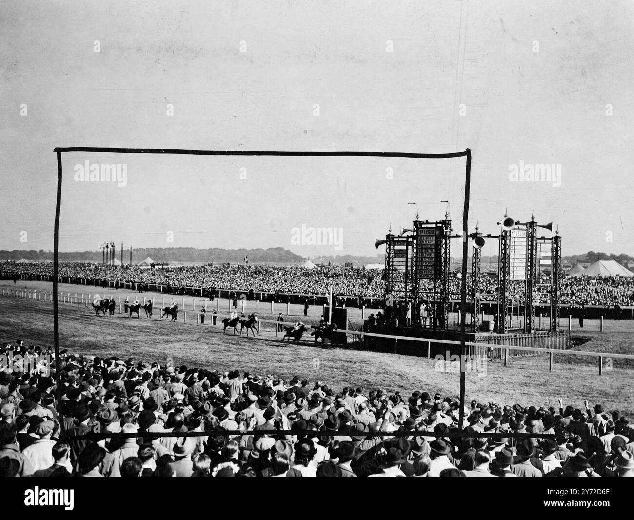 Die britische Pferderennbahn hat es gestern geschafft, eine enge Herausforderung aus Frankreich in Doncaster abzuhalten, wo der Gaekwar of Baroda 28.000 Guinness Sayajirao das letzte der klassischen Rennen dieser Saison gewann - der St. Leger - einen Kopf vor dem französischen Pferd Arbar. Der Favorit Migoli und der diesjährige Derby-Gewinner Pearl Diver aus Frankreich konnten nur den dritten bzw. vierten Platz erreichen. Das Bild zeigt: Sayajirao, geritten von E. Britt, blitzt vorbei an Pott, um die diesjährige St. Leger zu gewinnen, ein Kopf vor der französischen Herausforderung von Arbar, geritten von C.Elliott, gefolgt von Migoli und Pearl Diver. Stockfoto