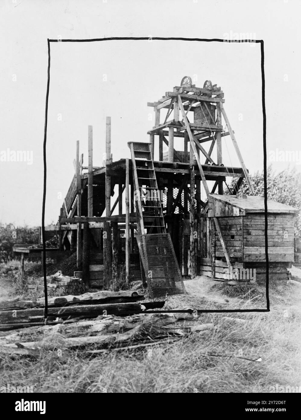 „Stint“-Streiks und Arbeitsprobleme haben die Peggy Tub Main Colliery in Calder Grove, nahe Wakefield, Yorkshire, noch nicht getroffen. Das ist die Freizeit, eine Mine des 41-jährigen Transportfahrers Bramwell Pashley, der Kohle für ein Hobby abbaut. Mr. Pashley hat einen 40 Fuß langen Schacht durch schweren Lehm zu einer reichen, 1,6 cm langen Naht von „Beamshaw-Kohle“ gesunken. Der mit alten Ziegeln ausgelegte Schacht führt hinunter zu einem 50 m langen Hauptkanal, der von dem Staubsauger von Frau Pashley belüftet wird, der für den jeweiligen Zweck angepasst ist. Die Räder dienen als Riemenscheiben, durch die die Käfigkabel abgesenkt werden Stockfoto