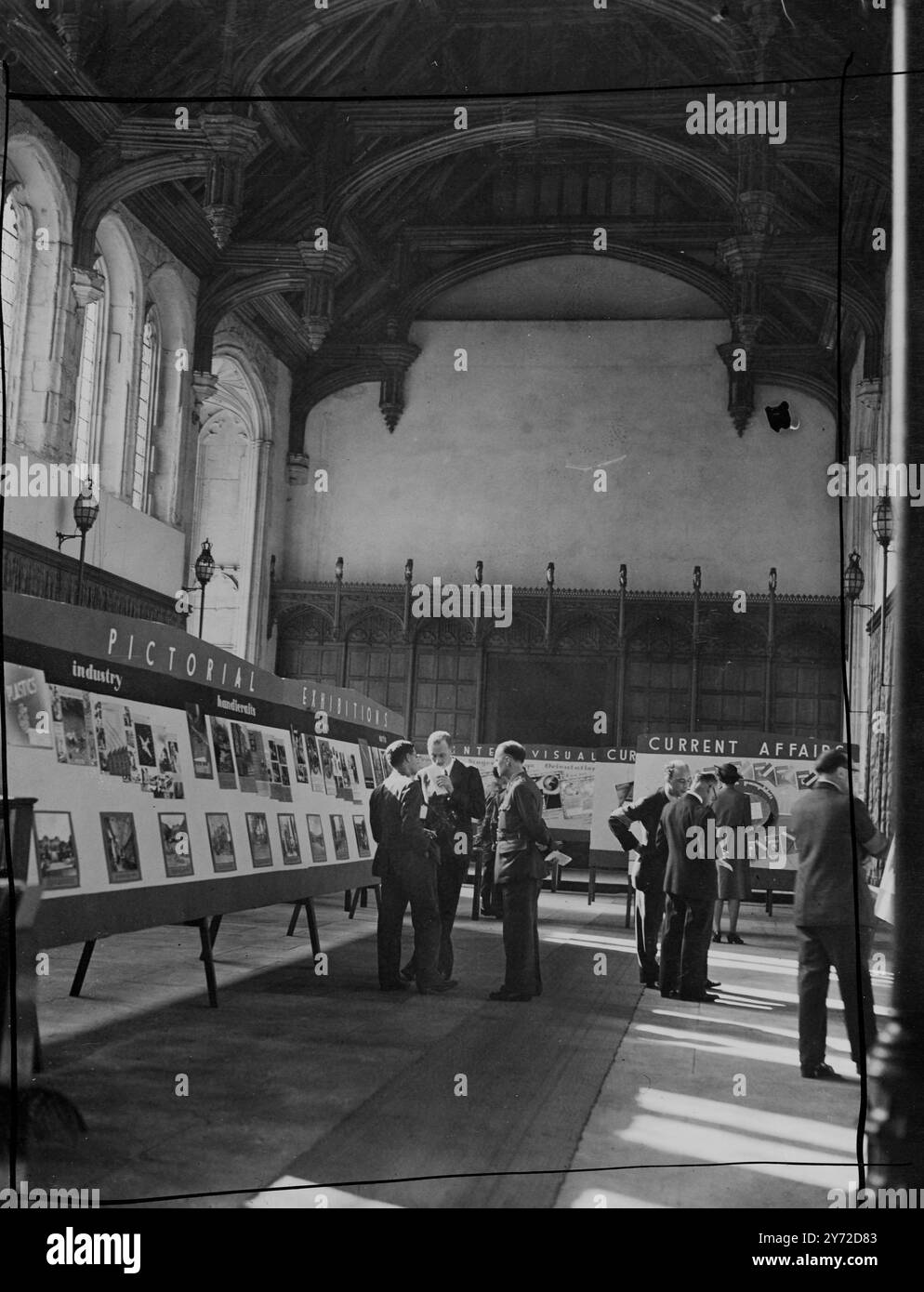 Das war Office veranstaltete eine Ausstellung in der Army School of Education, Eltham Palace, in der gezeigt wurde, wie Lehrmittel für den Einsatz in der Army-Ausbildung in der vor- und Nachkriegszeit entwickelt wurden. Demonstrationen zeigten die Arbeit von Einheiten wie dem Militärzeitungsdienst, den Aufklärungssendungen der Streitkräfte und dem Fotodienst der Armee. Ein Abschnitt, der sich mit "Deutschland unter Kontrolle" beschäftigte und vom Auswärtigen Amt geliehen wurde, zeigte - im Zusammenhang mit dem Jahrestag der Schlacht um Großbritannien in dieser Woche - einige der Flaggen, Embleme und Trophäen des deutschen Oberkommandos ziemlich deutlich. Stockfoto