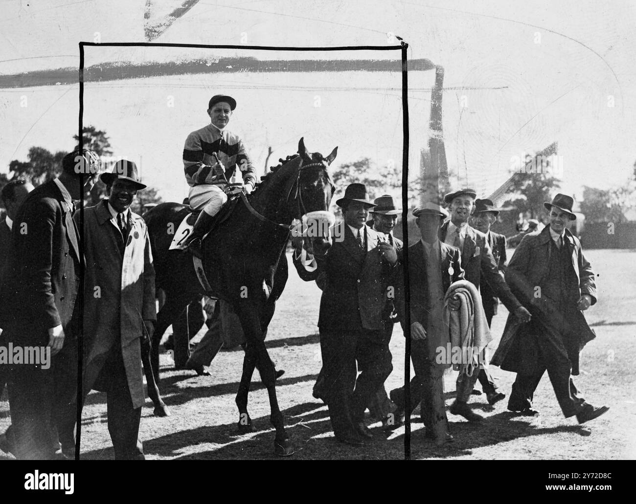 Die britische Pferderennbahn hat es gestern geschafft, eine enge Herausforderung aus Frankreich in Doncaster abzuhalten, wo der Gaekwar of Baroda 28.000 Guinness Sayajirao das letzte der klassischen Rennen dieser Saison gewann - der St. Leger - einen Kopf vor dem französischen Pferd Arbar. Der Favorit Migoli und der diesjährige Derby-Gewinner Pearl Diver aus Frankreich konnten nur den dritten bzw. vierten Platz erreichen. Das Bild zeigt: Sayajirao, geritten von E. Britt, wird nach dem Rennen in Führung gebracht. 14. September 1947 Stockfoto