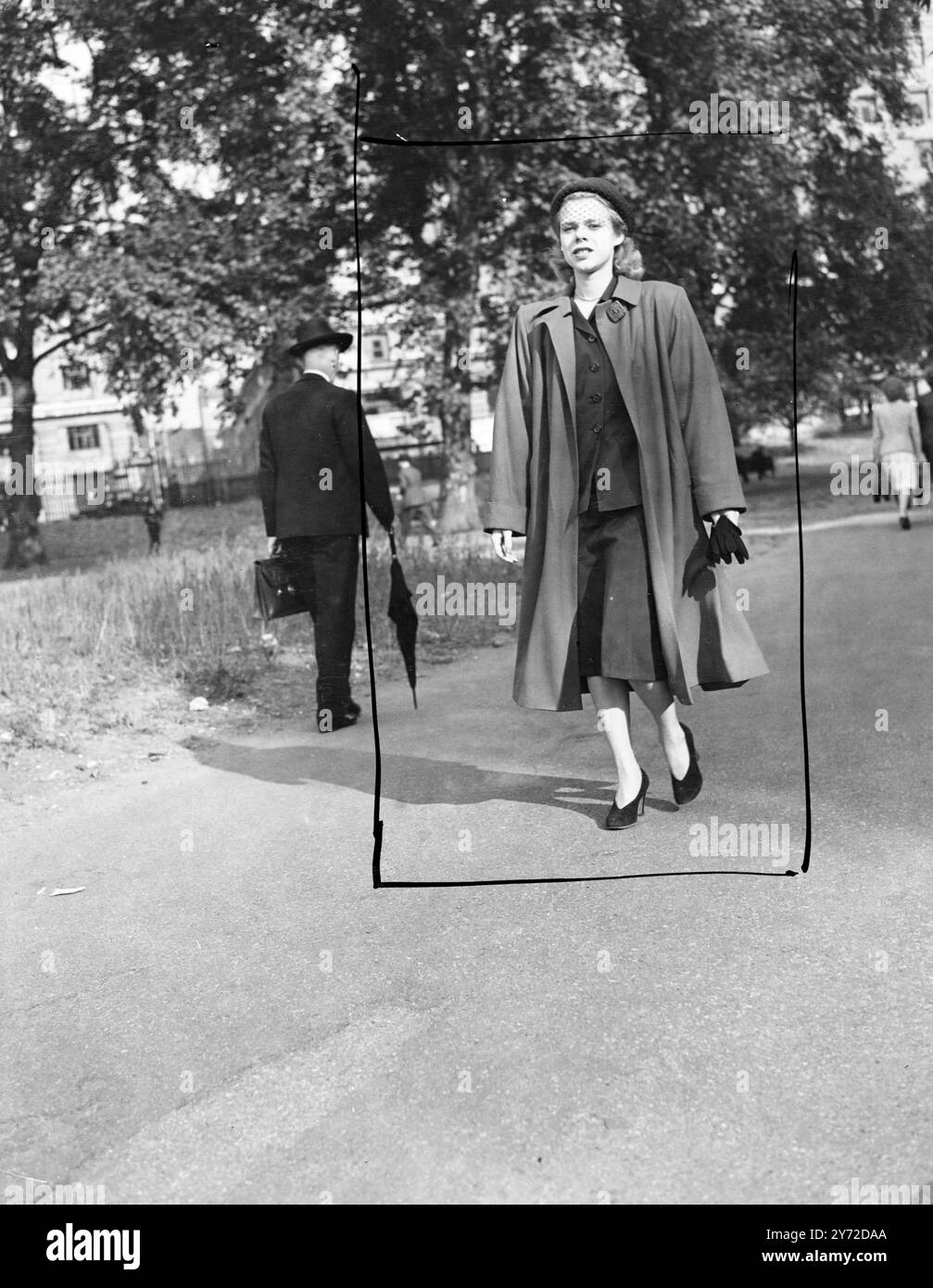 Ein Neuling in der Stadt ist die hübsche blonde Petite Jane Pease, eine Boston Art Studentin, die kürzlich aus den Vereinigten Staaten kam, nachdem sie einen Dressdesign-Wettbewerb gewonnen hatte, bei dem der Preis eine Reise nach London und Paris war. Der Wettbewerb wurde vom internationalen Wool-Sekretariat auf einer Modemesse in New York gesponsert und Jane gewann den ersten Preis für ihr Design eines weißen Wollnachmittagskleides. 17. September 1947 Stockfoto