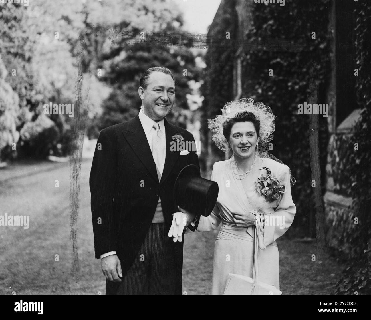 Heute verheiratet. Frau Roberta Robertson, jüngste Tochter von Herrn und Frau Angus Robertson aus Bearsden, Glasgow, war heute (Samstag) in der St. Paul's Church verheiratet, in New Beckenham, Kent, mit Claude, zweiter Sohn des verstorbenen Mr. und Mrs. Fernand Desmarais von Mauritius. Fotoshows, eine Nahaufnahme der Braut und des Bräutigams, vor der St. Paul's Kirche, New Beckenham, nach ihrer Hochzeit, heute Nachmittag. 6. September 1947 Stockfoto