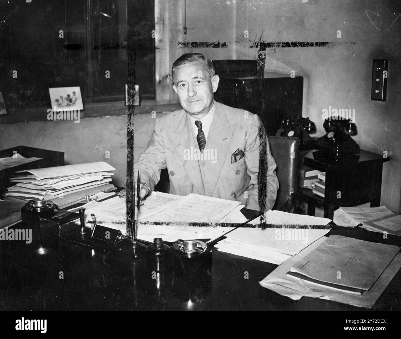 Ein neues Bild von Lord Latham, Direktor und ehemaliger Socialist Leader des London County Council, der mit 58 Jahren zum Vorsitzenden von London Transport ernannt wurde, für £ 5000 pro Jahr. Lord Latham, Direktor mehrerer großer Unternehmen, wird diese Positionen wahrscheinlich aufgeben, wenn er seine neue Rolle am 1. Januar antritt. Er begann seine Laufbahn als Buchhalter der Eisenbahn und wurde später Wirtschaftsprüfer. Seit 1935 kann er jährlich £750 Mitglied des London Transport Board sein. Lord Latham folgte Herbert Morrison als Leiter des LCC im Jahr 1940 nach und gab das Amt im Juli dieses Jahres auf. 7. Juli 1 Stockfoto