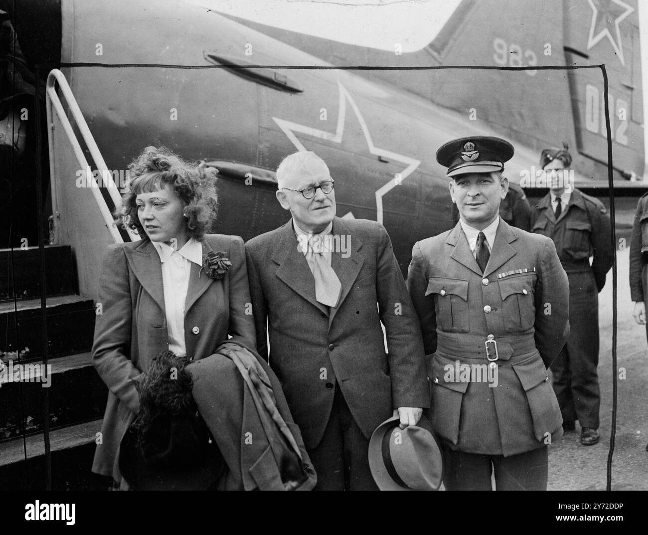 Herr Vishinsky in London. Der stellvertretende sowjetische Außenminister Vishinky, begleitet von seiner Tochter Zinaida, und Mitglieder der russischen Delegation zur UNO-Konferenz in New York, sind heute (Dienstag) am Flughafen Northolt in russischen Dakota-Flugzeugen angekommen. Die Delegation reist am 11. September von Queen Elizabeth nach New York. Foto-Shows, Mr. Vishinsky und seine Tochter Zinaida, abgebildet neben der Red Star Dakota, in der sie heute (Dienstag) in Northolt ankamen. 9. September 1947 Stockfoto