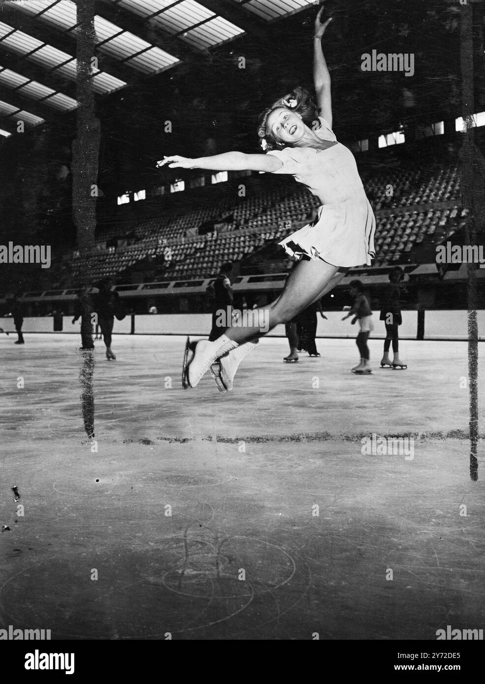Zum dritten Mal Glück? Die Highspeed-Kamera nennt die volle Anmut des erstklassigen Skatings als die 19-jährige Marion Davies aus Notting Hill Gate, London, die im Empire Pool in Wembley für die britischen Meisterschaften und die Olympischen Spiele im nächsten Jahr trainiert. Vor zwei Jahren war Marion Dritter in der Meisterschaft gegen Cecilia Colledge und Daphne Walker. Letztes Jahr war sie Zweiter nach Daphne. Beide Champions sind jetzt Profis, und es sieht so aus, als ob es das dritte Mal Glück für Marion sein wird, die täglich sechs Stunden hartes Training absolviert, um für den Vital Contest Perfektion zu erreichen. 6. September 1947 Stockfoto