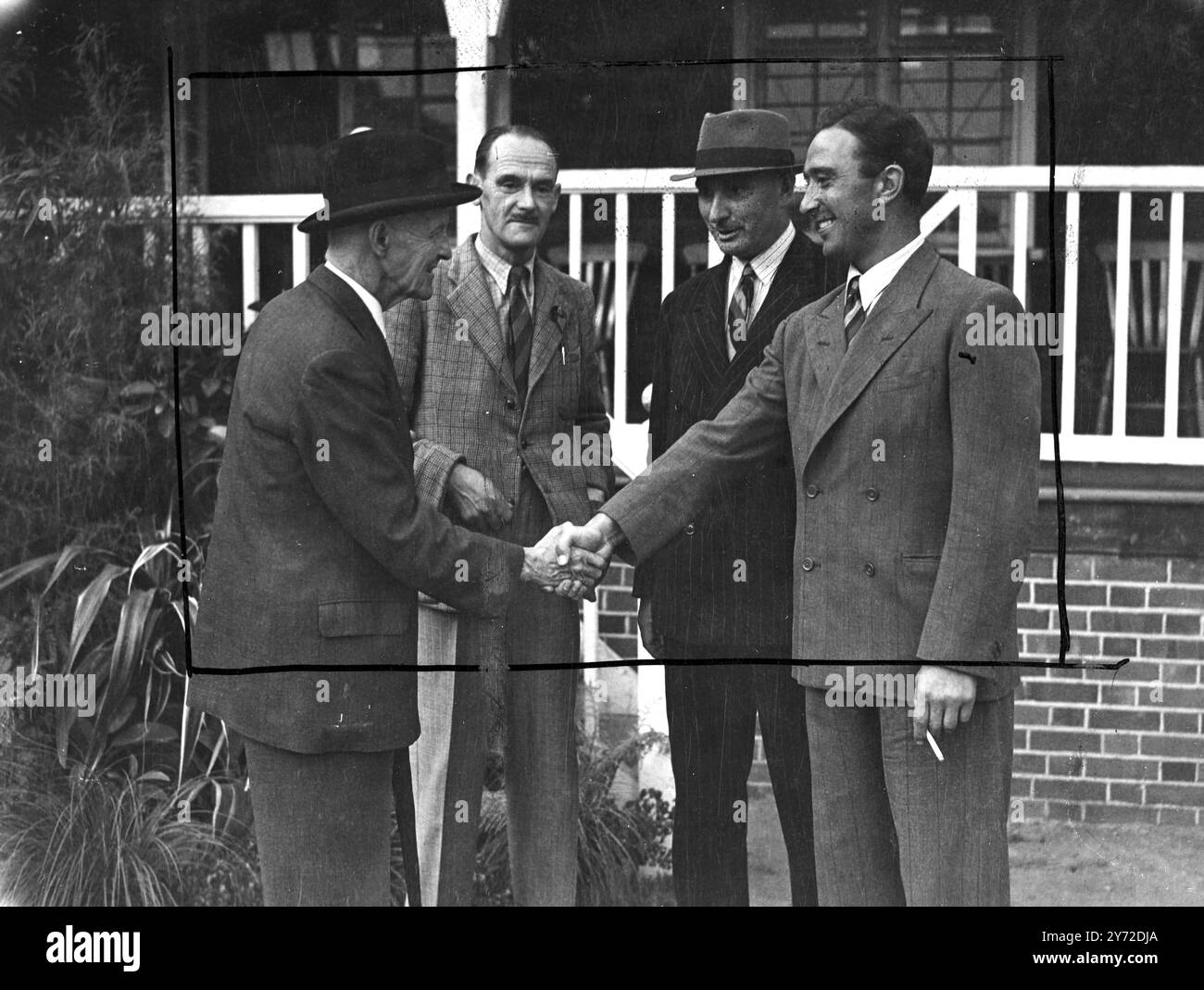 Denis Compton erhielt große Ovationen in Hastings, Sussex, als er gegen South of England XI gegen die Südafrikaner spielte. Dieses siebzehnte Jahrhundert zu seiner Ehre in dieser Saison, übergibt den Rekord von sechzehn Punkten, die der große Jack Hobbs im Jahr 1925 erzielte. Das Bild zeigt: Sir Pelham 'Plum' Warner gratuliert Denis Compton und diesem neuen Rekord heute in Hastings. Ebenfalls abgebildet sind George lang, Präsident des Cricket Festivals und Captain Holmes, Vorsitzender des Festivals und Mitglied des Auswahlkomitees für Tests. 4. September 1947 Stockfoto