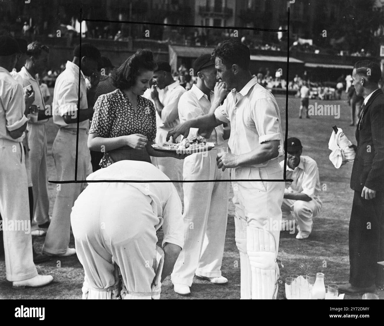 Denis Compton erhielt große Ovationen in Hastings, Sussex, als er gegen South of England XI gegen die Südafrikaner spielte. Dieses siebzehnte Jahrhundert zu seiner Ehre in dieser Saison, übergibt den Rekord von sechzehn Punkten, die der große Jack Hobbs im Jahr 1925 erzielte. Das Bild zeigt: Dennis Compton hat eine willkommene Erfrischung während der Teepause in Hastings. 4. September 1947 Stockfoto