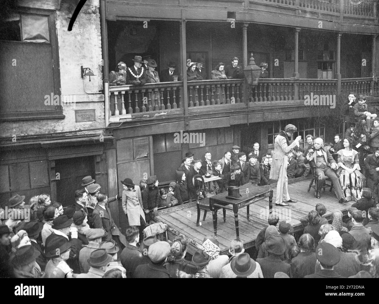 Die Tabard Players gaben im Innenhof des George Inn, Borough High Street, London, eine Open-Air-Performance von Szenen aus David Copperfield; ein LKW wurde als Bühne genutzt. Der „George“ wird in Dickens „Little Dorrit“ erwähnt. 9. Februar 1946 Stockfoto