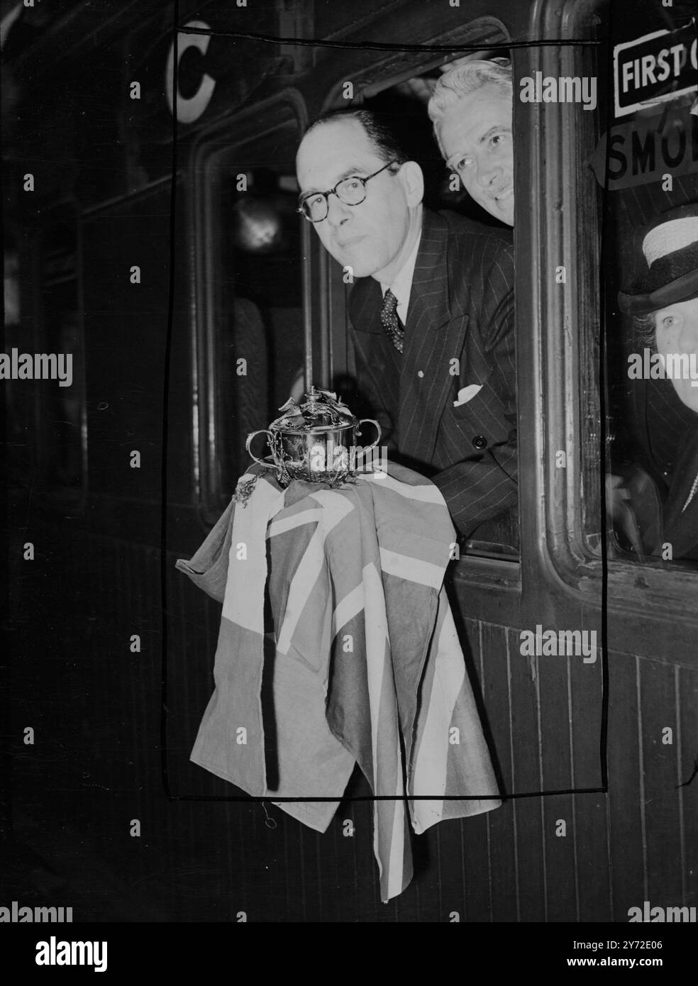 Eine kleine Gruppe ehemaliger Soldaten verließ heute Morgen die Victoria Station, um am dritten Jahrestag der Befreiung von Arras in Frankreich teilzunehmen. Mr. George Drury aus Beckenham, London, führt die Partei an, und er trug eine Silberschatulle mit Erdöl aus der Stadt London. Es wird mit Erde von den Invasionsstränden von Arromanches zurückkehren. August 1947 Stockfoto