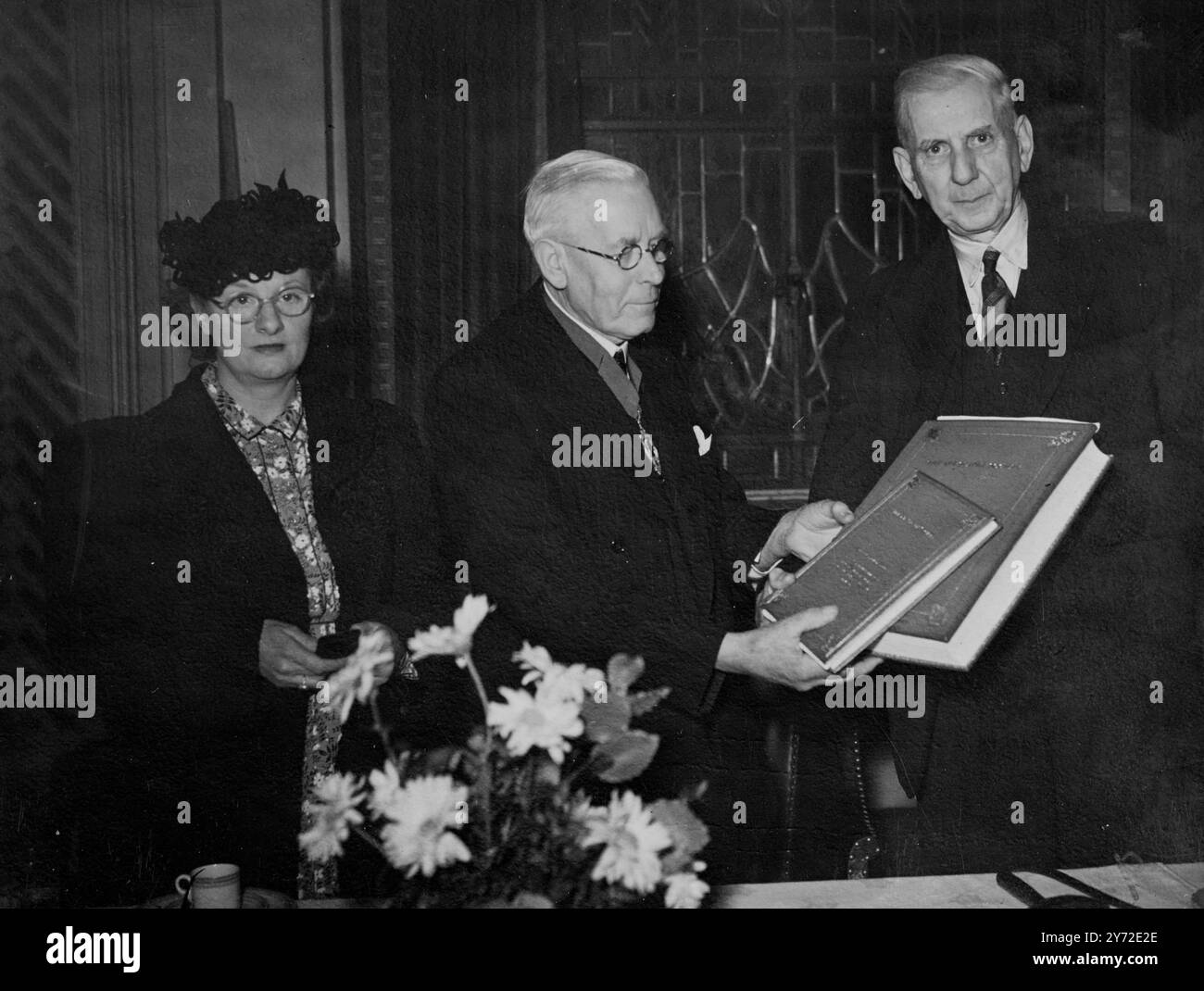 Ausführungen an Herrn W T Bailey, Vorsitzender Das Mittagessen der Provincial Newspaper Society fand heute in den Connaught Rooms in der GT Queen Street in London statt. Mr. Bailey ist seit sieben Jahren im Amt und geht im Mai 1946 in den Ruhestand. Fotoshows, Herr F C Whittaker, Vizepräsident der Zeitung Society, überreicht Herrn W D Bailey ein Fotoalbum und einen Scheck. Mrs. Bailey ist auf der linken Seite zu sehen. 14. November 1945 Stockfoto