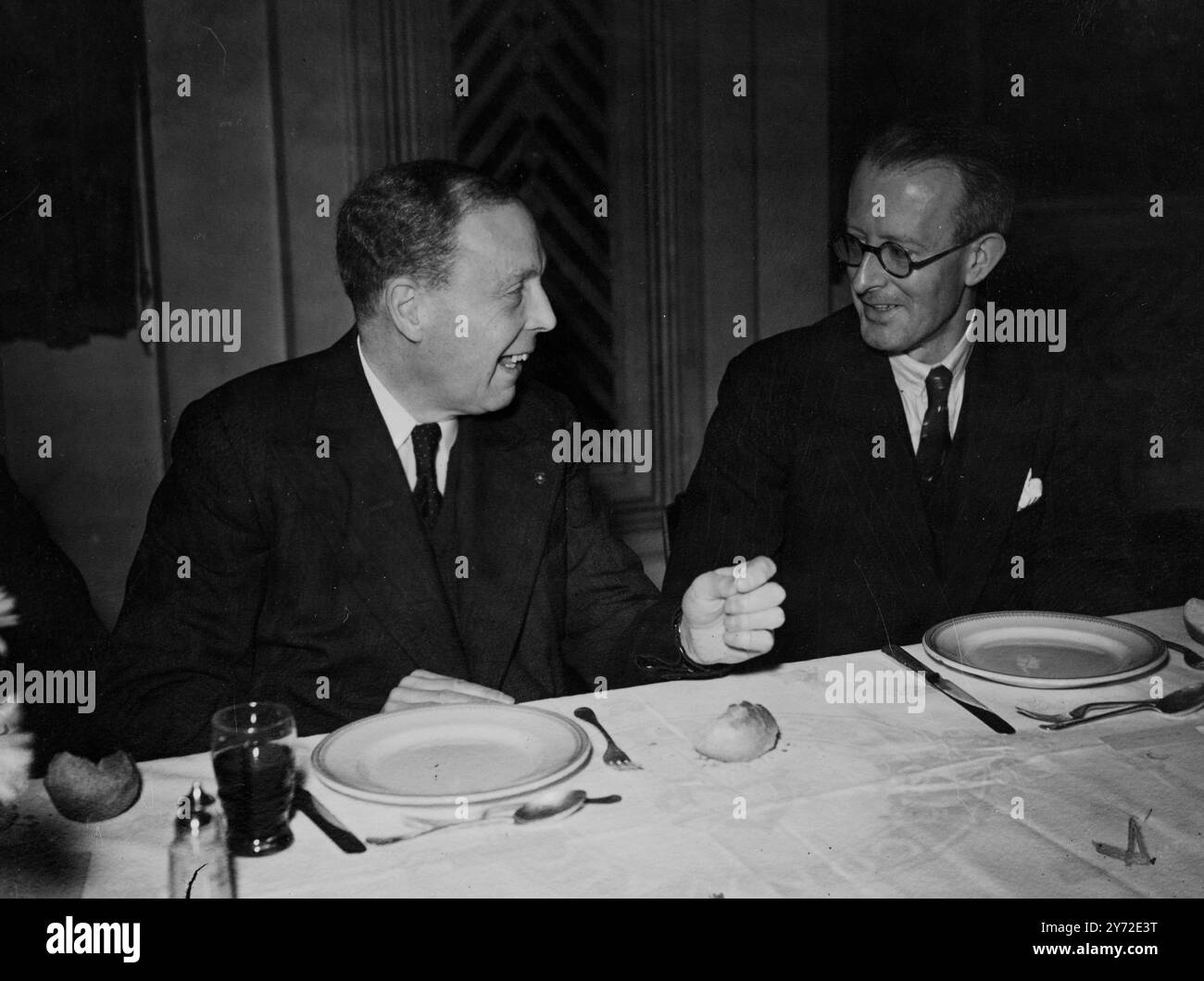 Ausführungen an Herrn W T Bailey, Vorsitzender Das Mittagessen der Provincial Newspaper Society fand heute in den Connaught Rooms in der GT Queen Street in London statt. Mr. Bailey ist seit sieben Jahren im Amt und geht im Mai 1946 in den Ruhestand. Fotoshows, Mr. J Henderson und Mr. H R Davies. 14. November 1945 Stockfoto
