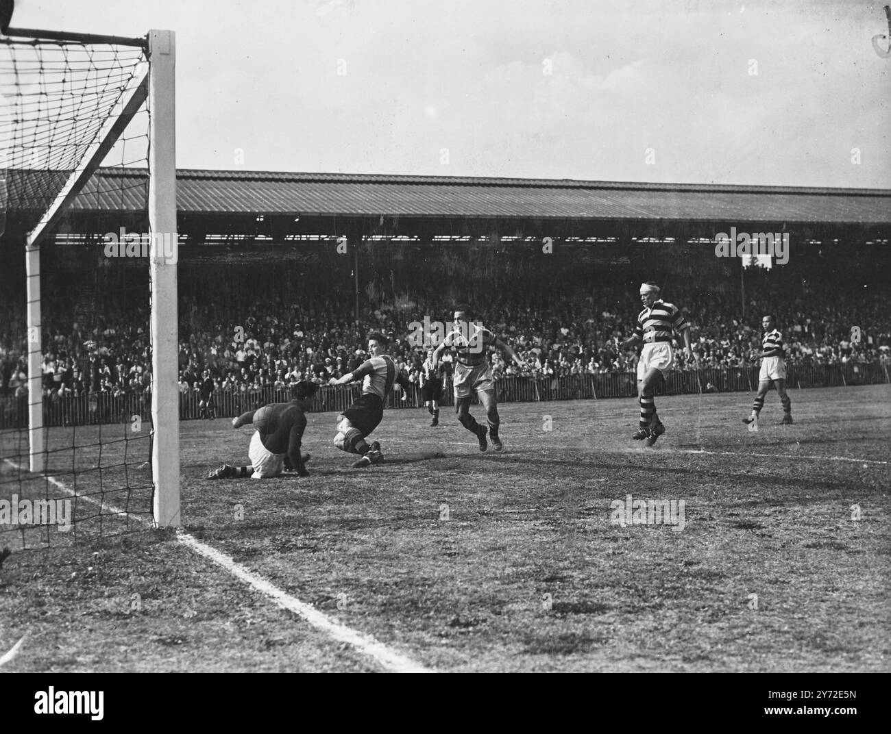 Amateurfußball hatte heute ein buntes Spiel zwischen dem Hong Kong Sing Tao Ki und Dulwich Hamlet bei Champion Health. Das Bild zeigt: Ein Spiel vor dem Sing Tao Tor. Ein H. Connett, der Dulwich innen links, versucht, den Ball ins Netz zu bekommen, vorbei an Torhüter Yue Yui Tak und Back B. Gosano. August 1947 Stockfoto