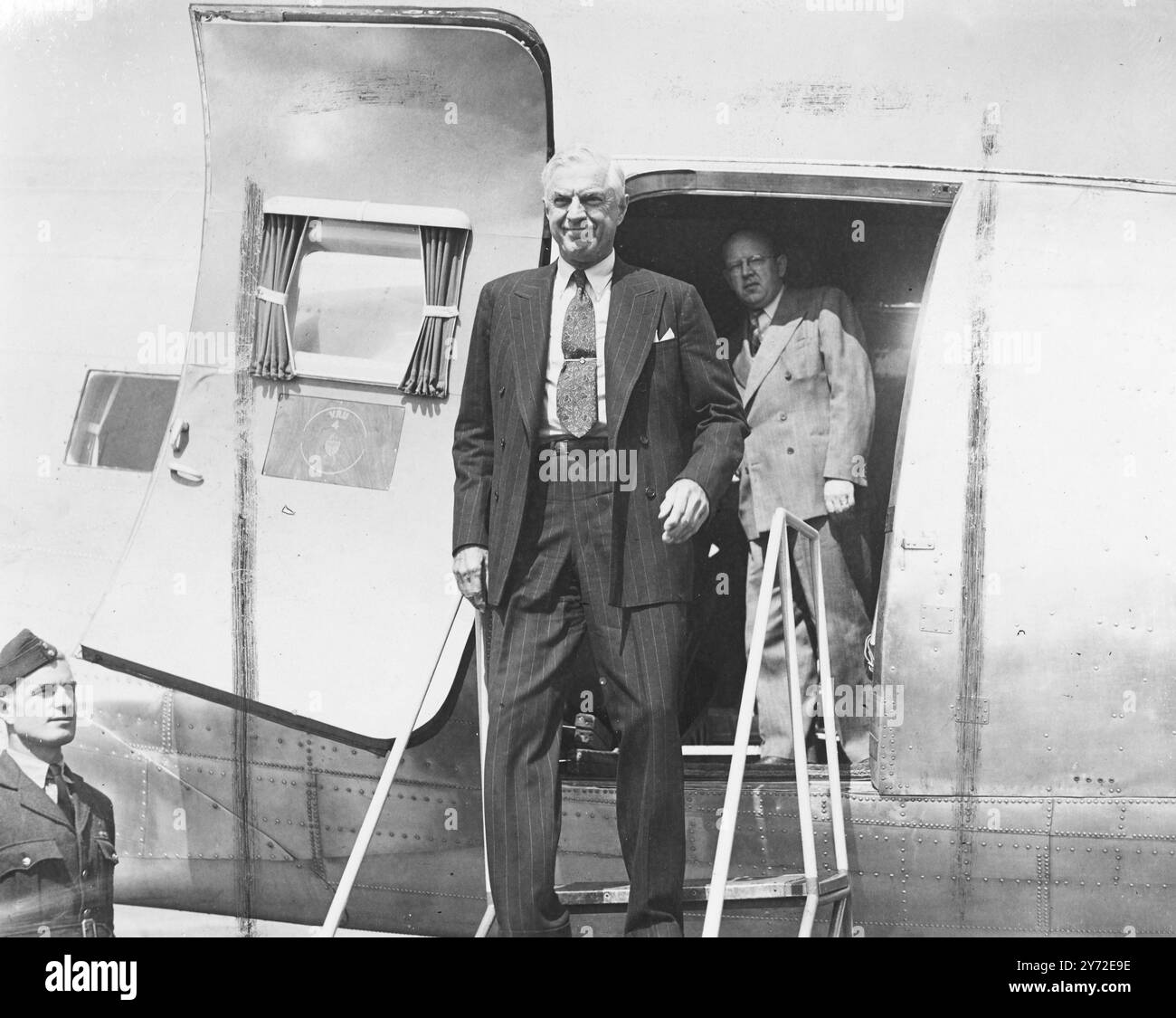 William Clayton, US-Wirtschaftsuntersekretär, ist heute aus Paris am Flughafen Hendon angekommen, die unmittelbaren Gespräche mit Sir Stafford Cripps, dem Präsidenten des Handelskamtes, der von seinem Urlaub in Cornwall zu diesem Treffen zurückkehrt, Herr Clayton hat an den Treffen der internationalen Handelsorganisation in Genf teilgenommen, und es wird angenommen, dass er Sir Stafford mit der Entscheidung konfrontieren wird, weitere Kürzungen der imperialen Präferenz im Gegenzug für die Dollar zu nehmen wird. oder sich für die Zukunft auf die Loyalität und Märkte des Imperiums verlassen. Das Bild zeigt: Mr. William Clayton. 20. August 1947 Stockfoto