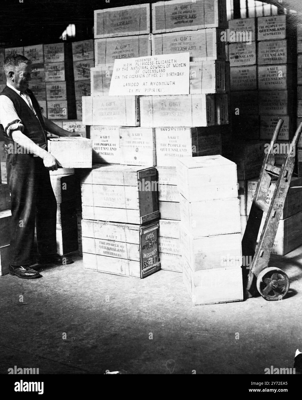 11 t Konserven- und Seifenkonserven in Form von Geschenkpaketen aus Australien, die jetzt in Avonmouth Docks gelagert werden und in Kürze in den Buckingham Palace verlegt werden. Das Geschenk stammt vom National Council of Women in Queensland, Australien, und ist ein verspätetes Geschenk zum 21. Geburtstag von Prinzessin Elizabeth. Es wird angenommen, dass Ihre Königliche Hoheit mehrere Tonnen der zukünftigen Wachstumsfreunde der Armen und ihrer SSAFA die landesweite Verteilung spenden wird, sowie Familien des königlichen Anwesens. Das Bild zeigt einen Teil des 11-Tonnen-Geschenks, das Corned Beef, Jan, Käse, Honig und Seife umfasst. August 1947 Stockfoto