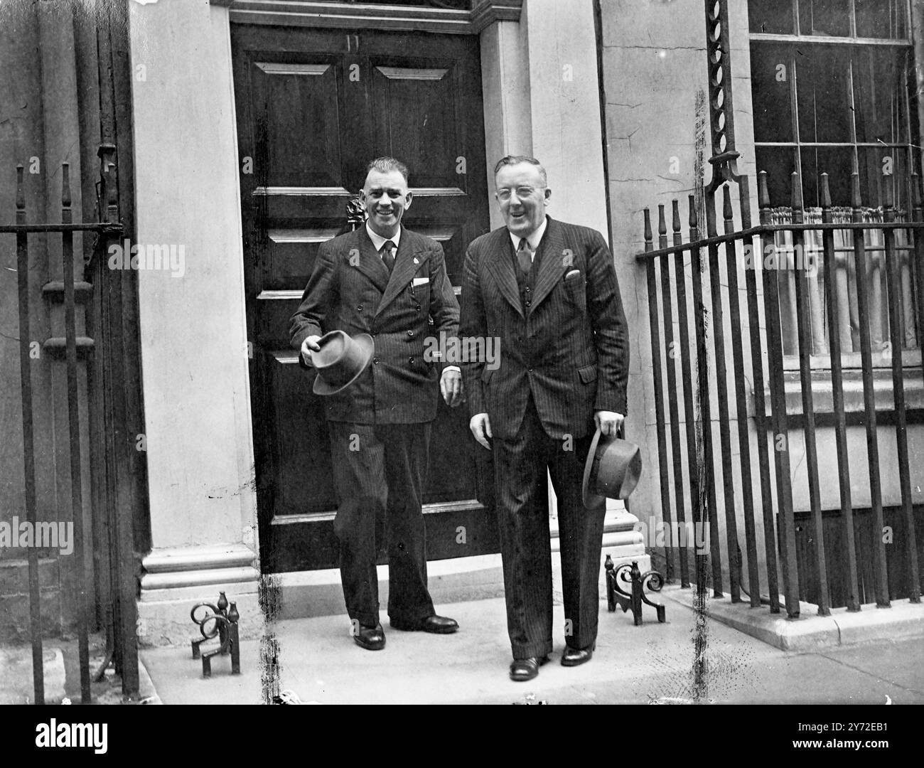 Nachdem Herr Hugh Dalton, Finanzminister, gestern Abend die Beendigung des amerikanischen Darlehens angekündigt hatte, besuchten heute einige Vertreter des Empire die Downing Street, wahrscheinlich um Gespräche über die imperialen Präferenzen zu führen. Das Bild zeigt: Die rechte ehrenwerte ja Beasley (rechts), Hochkommissar für Australien, gesehen mit Herrn Dedman, australischer Minister für Wiederaufbau der Verteidigung, der heute in der Downing Street in diesem Land angekommen ist. August 1947 Stockfoto